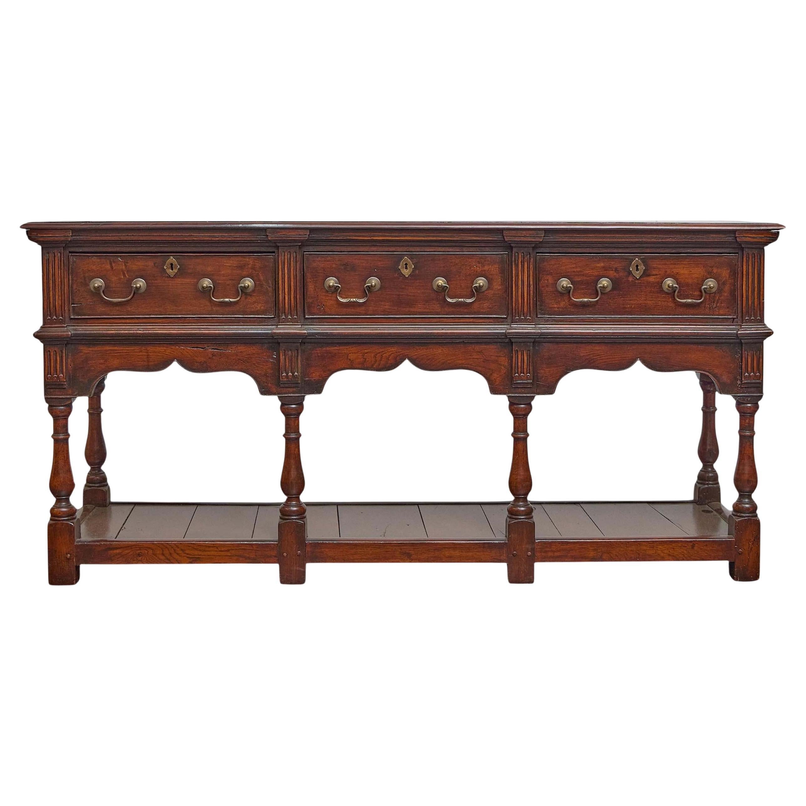 Base de commode en chêne anglais du 19e siècle avec trois tiroirs et une étagère ouverte en vente