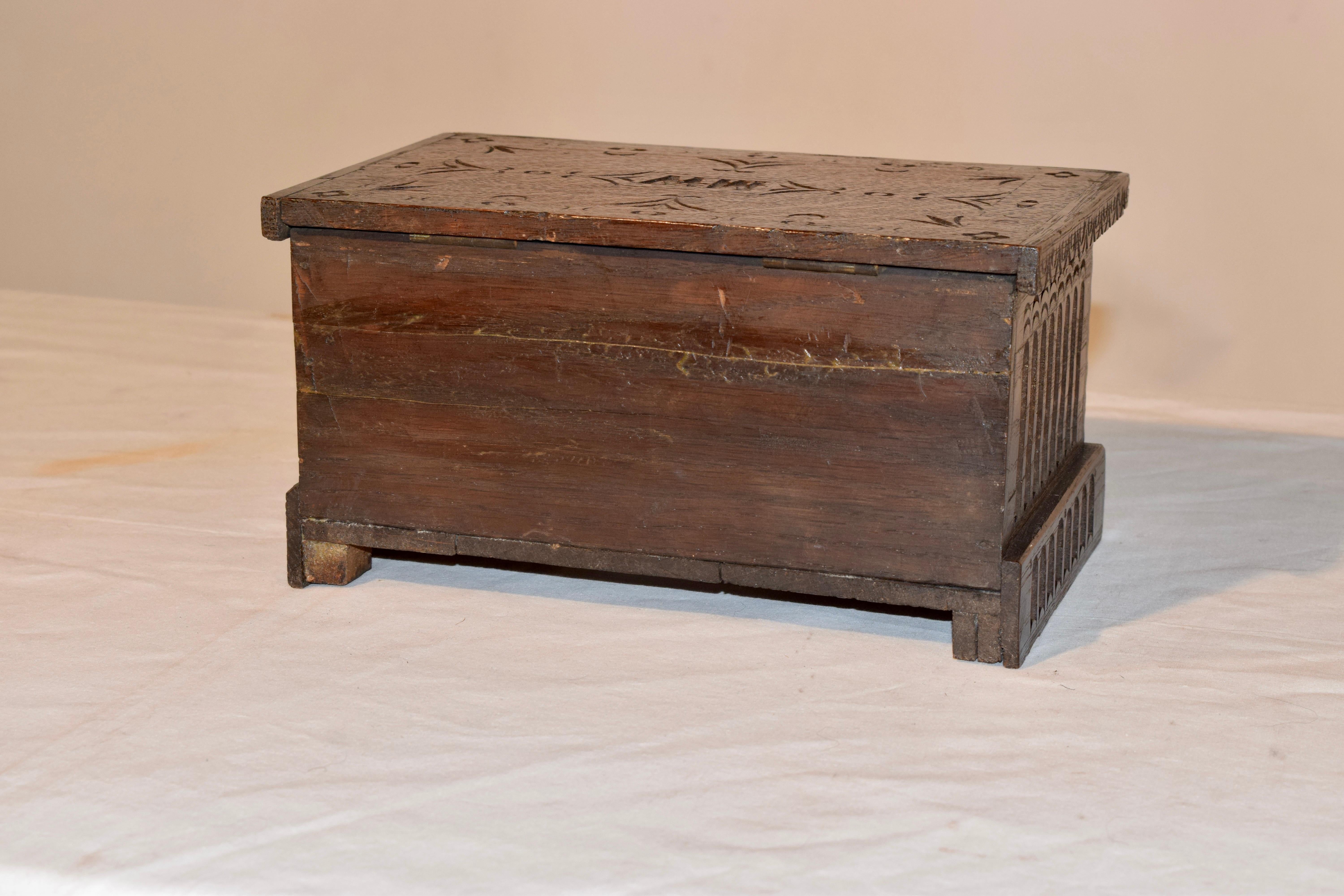 19th Century English Oak Dresser Box In Good Condition For Sale In High Point, NC
