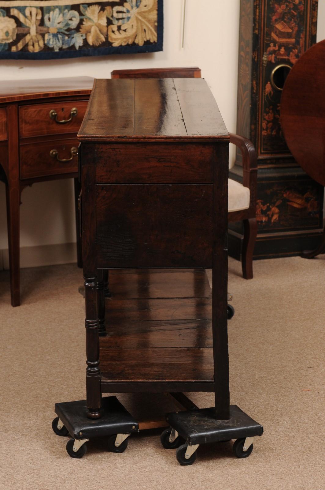Cassettone / Server in Oak inglese del XIX secolo con grembiule traforato, 5 cassetti e L. in vendita 6