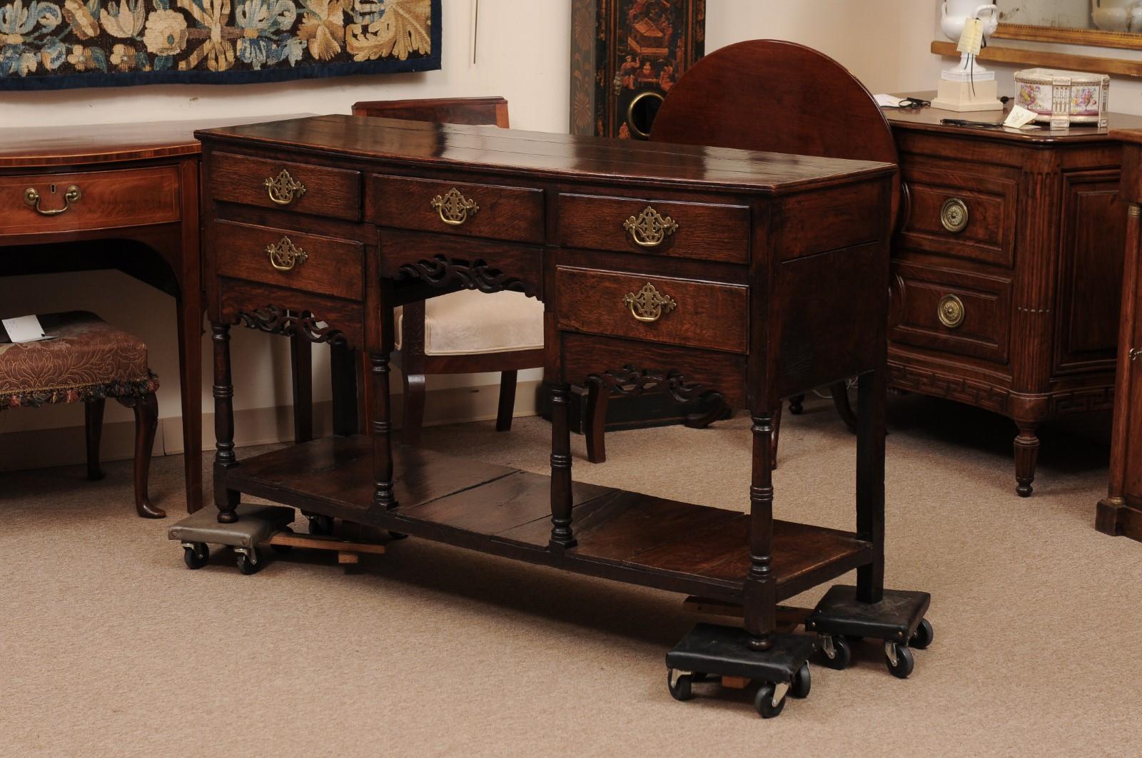 Cassettone / Server in Oak inglese del XIX secolo con grembiule traforato, 5 cassetti e L. in vendita 7