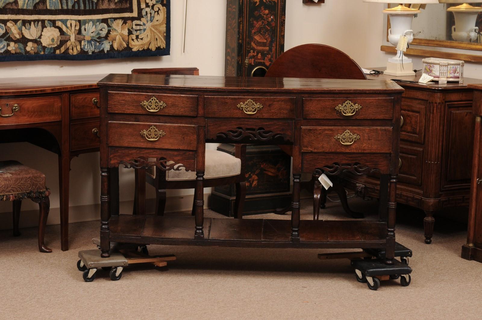 Cassettone / Server in Oak inglese del XIX secolo con grembiule traforato, 5 cassetti e L. in vendita 8