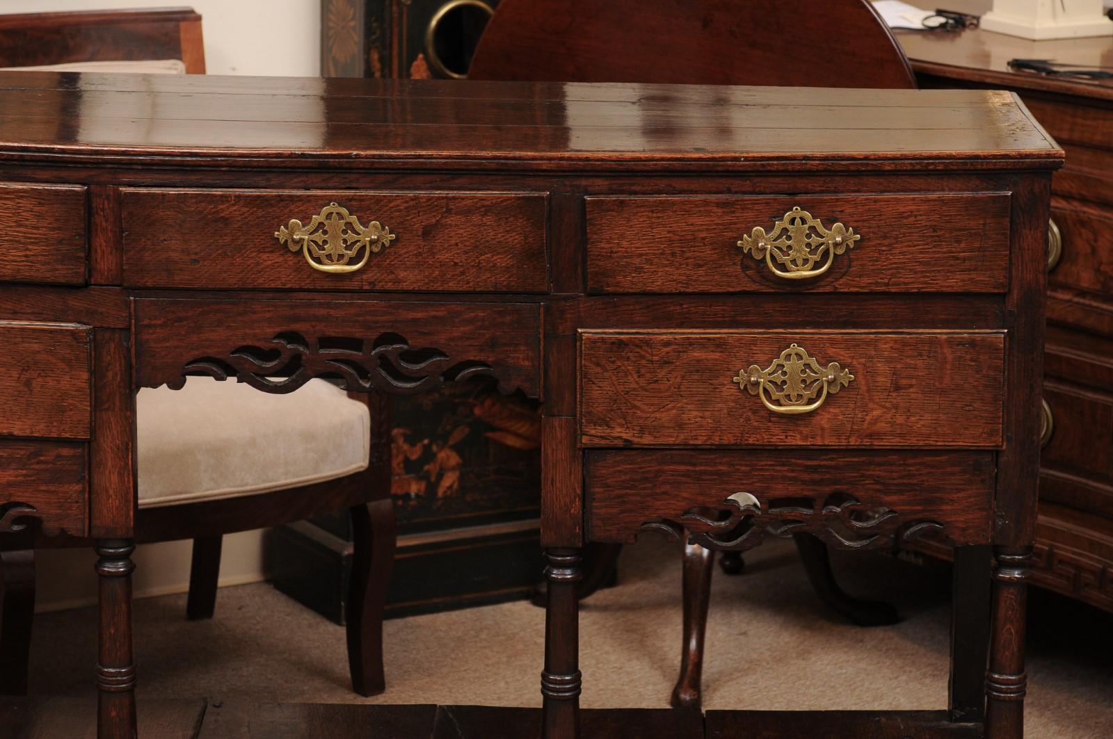 Cassettone / Server in Oak inglese del XIX secolo con grembiule traforato, 5 cassetti e L. in vendita 9