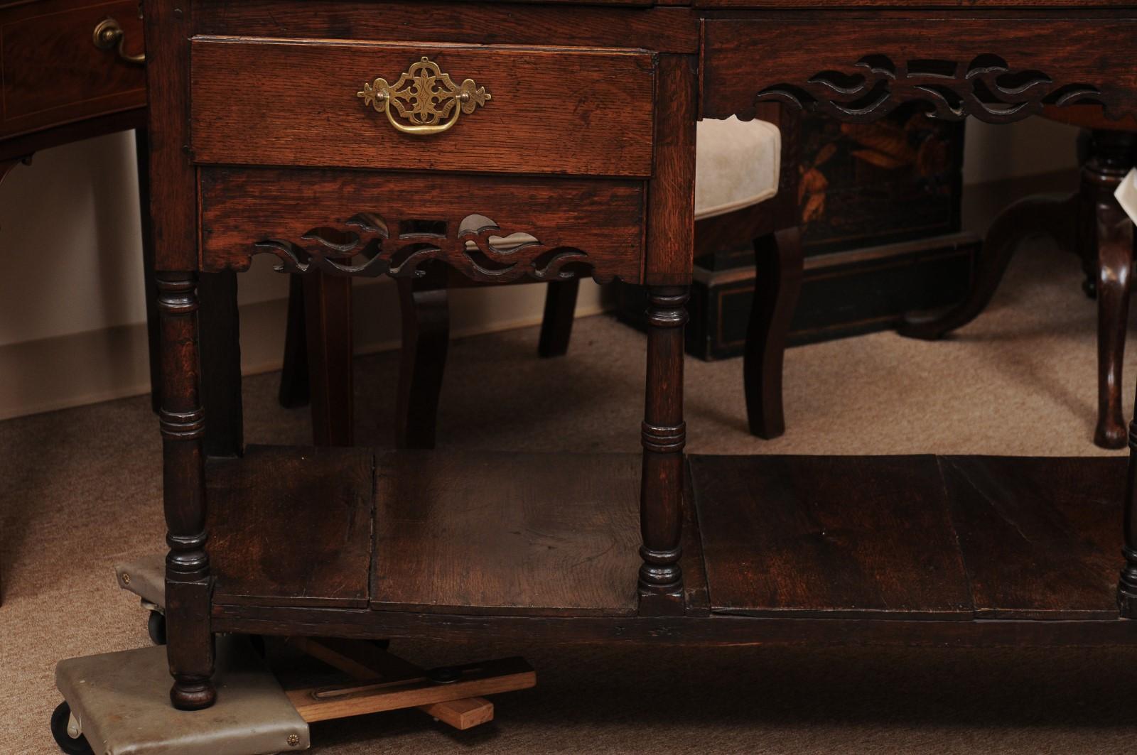 Cassettone / Server in Oak inglese del XIX secolo con grembiule traforato, 5 cassetti e L. in vendita 10