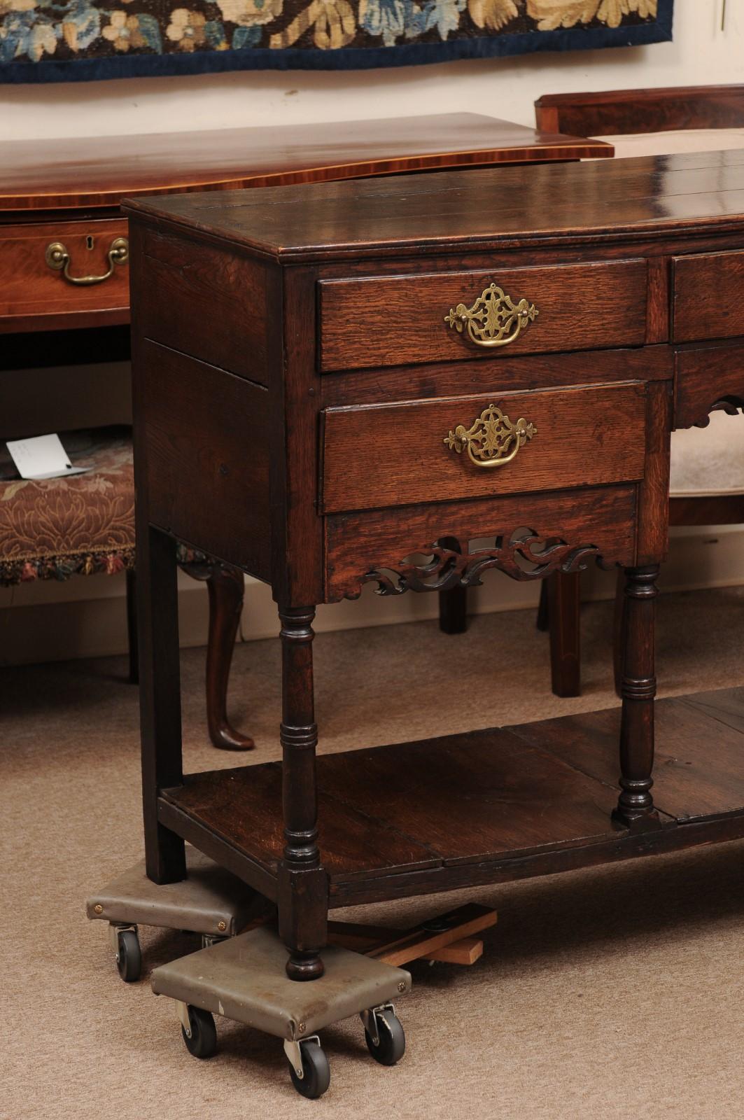 Inglese Cassettone / Server in Oak inglese del XIX secolo con grembiule traforato, 5 cassetti e L. in vendita
