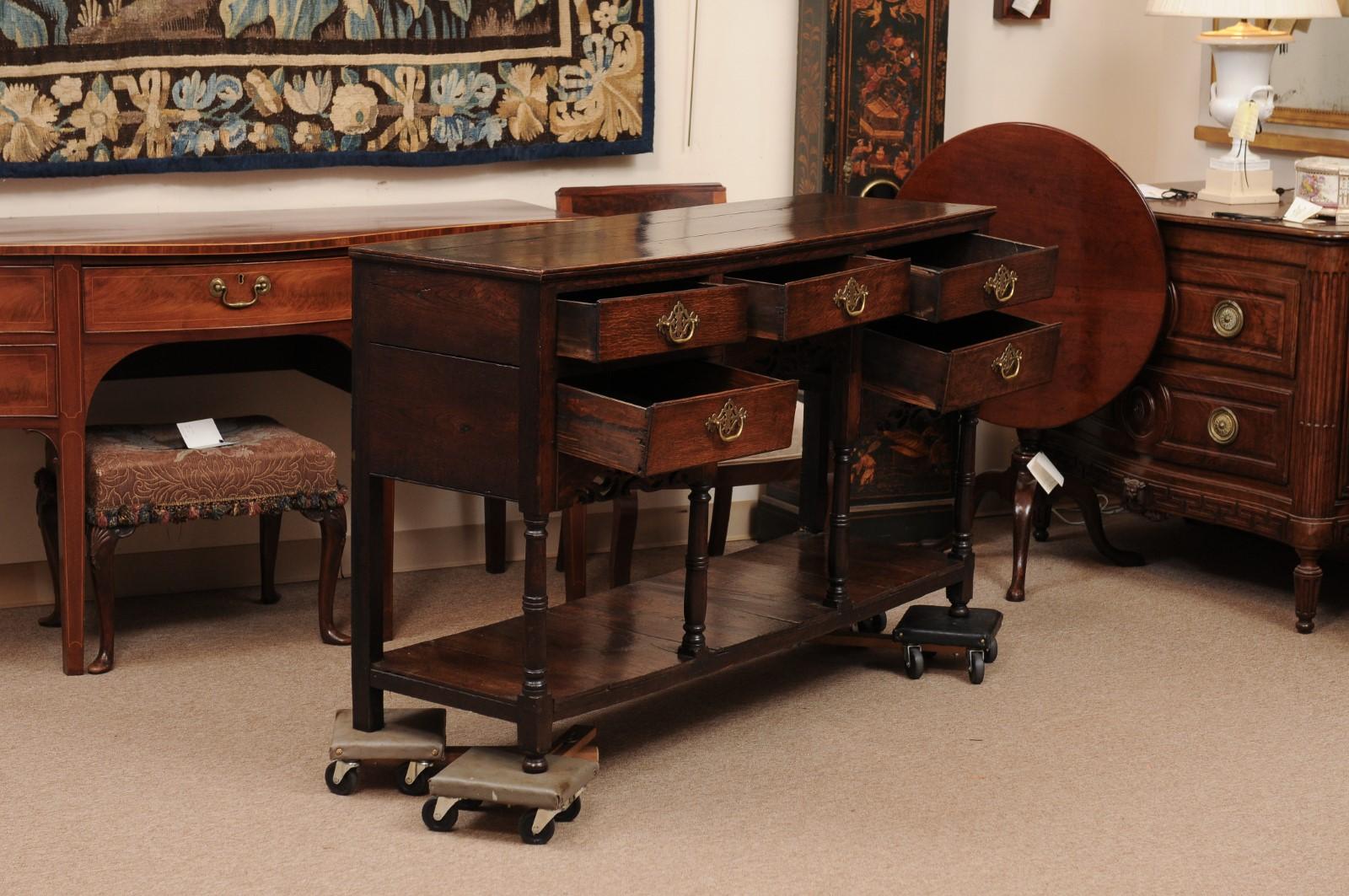 Cassettone / Server in Oak inglese del XIX secolo con grembiule traforato, 5 cassetti e L. In condizioni discrete in vendita a Atlanta, GA