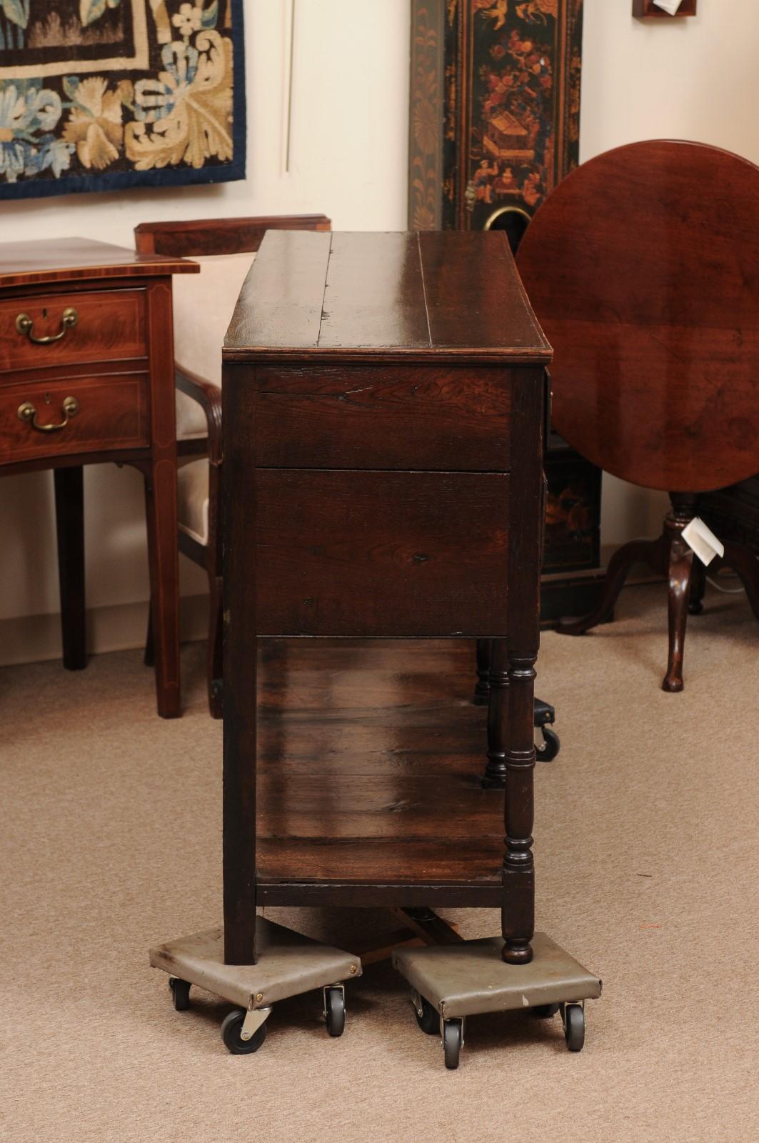 Cassettone / Server in Oak inglese del XIX secolo con grembiule traforato, 5 cassetti e L. in vendita 2