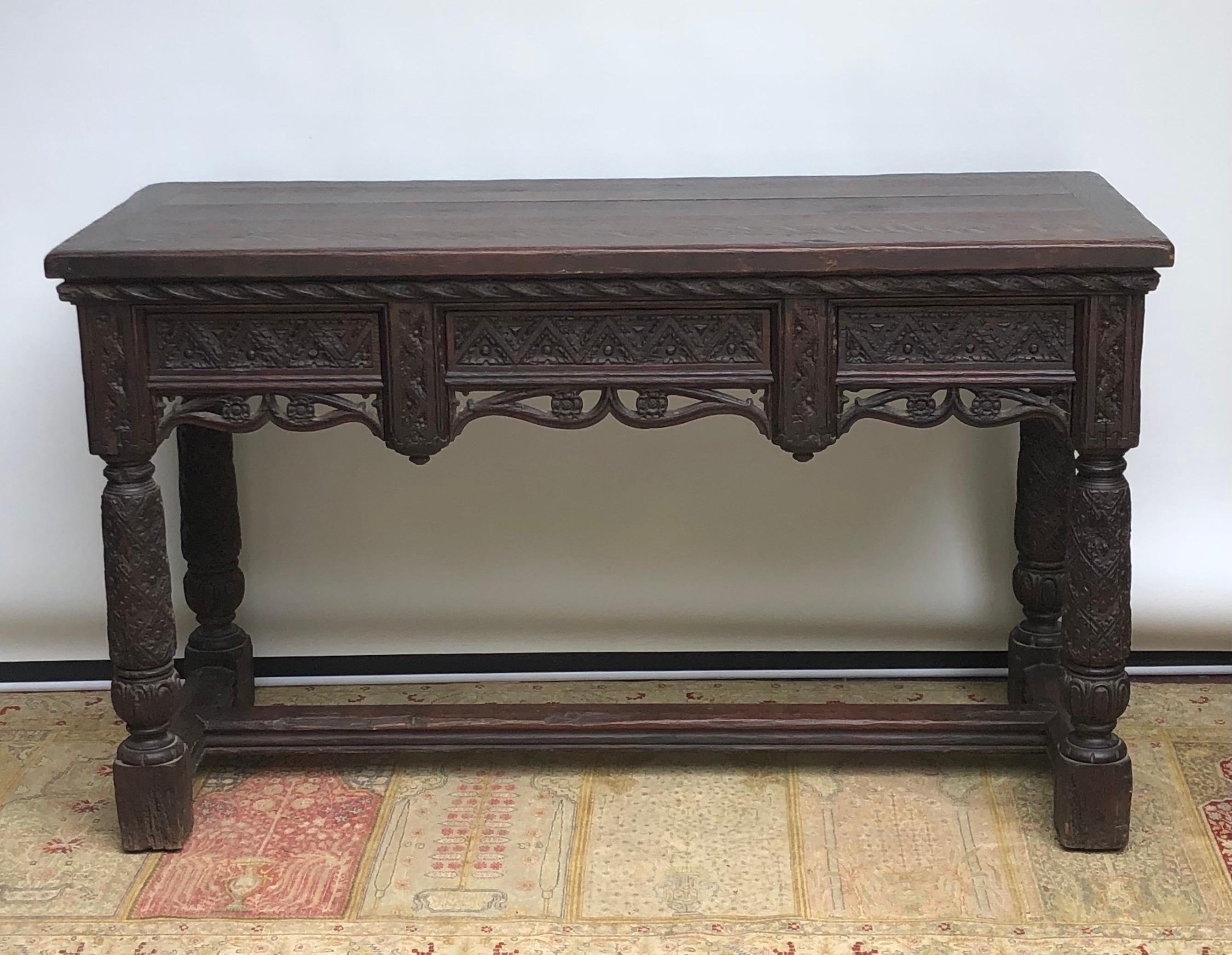 Siglo XIX Mesa de salón consola inglesa de roble de estilo gótico isabelino tallada a mano 3