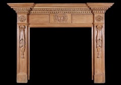 Camino in Oak inglese del XIX secolo con maschera intagliata al centro