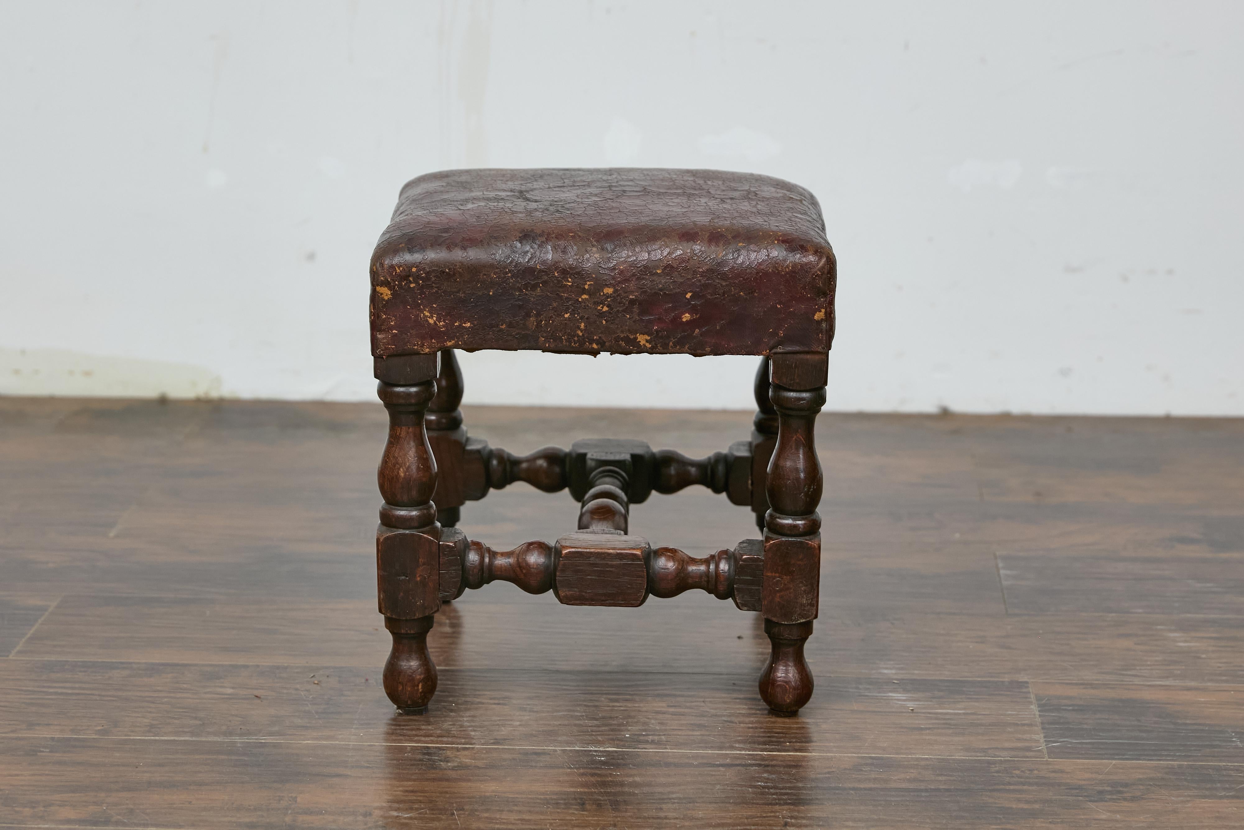 Reposapiés inglés del siglo XIX de roble con asiento de cuero y patas torneadas en venta 4