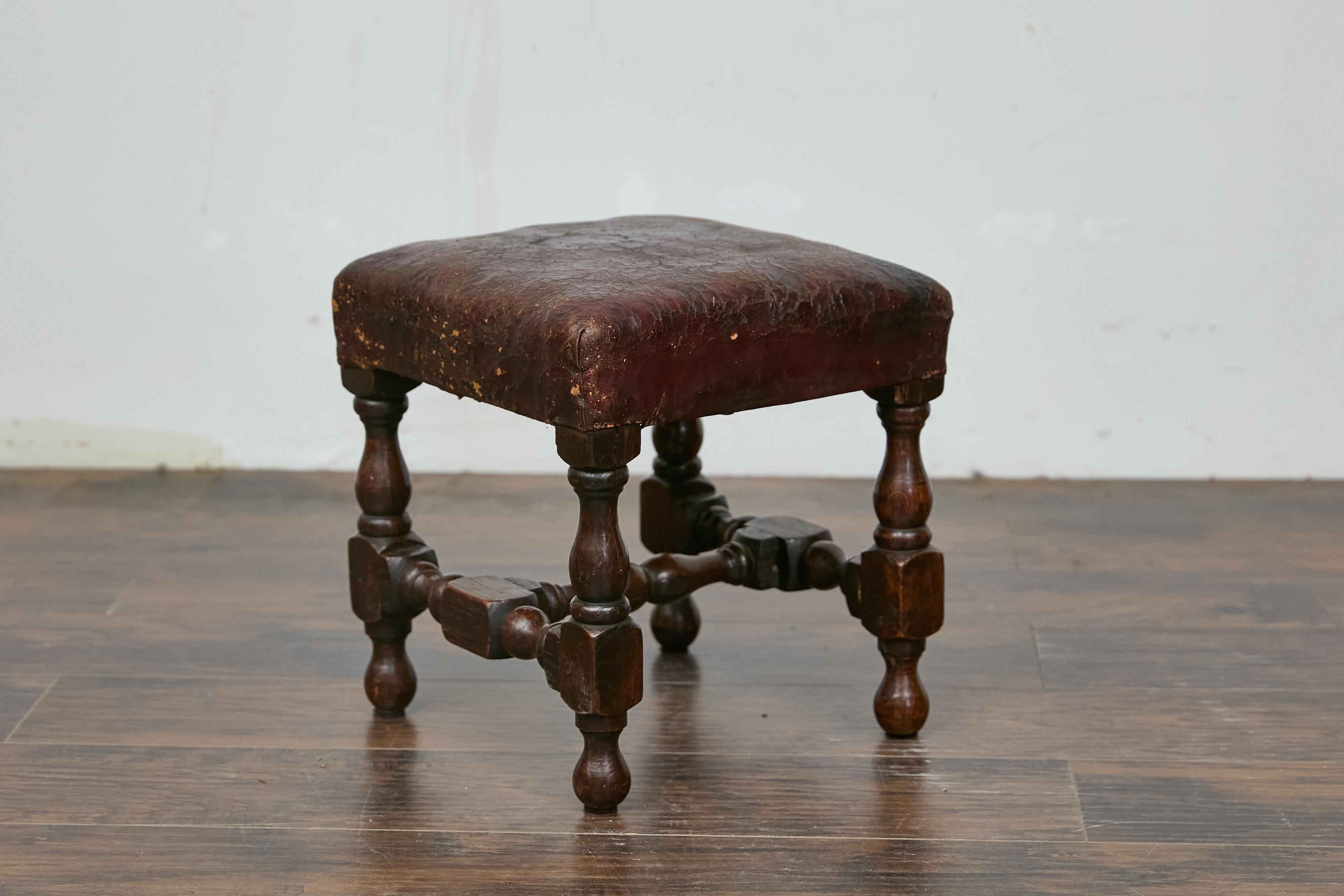 Escabel inglés de roble del siglo XIX con asiento de cuero y patas torneadas. Este taburete de roble inglés del siglo XIX tiene un encantador aspecto rústico con su asiento de cuero desgastado y sus patas torneadas. El asiento, que muestra la pátina