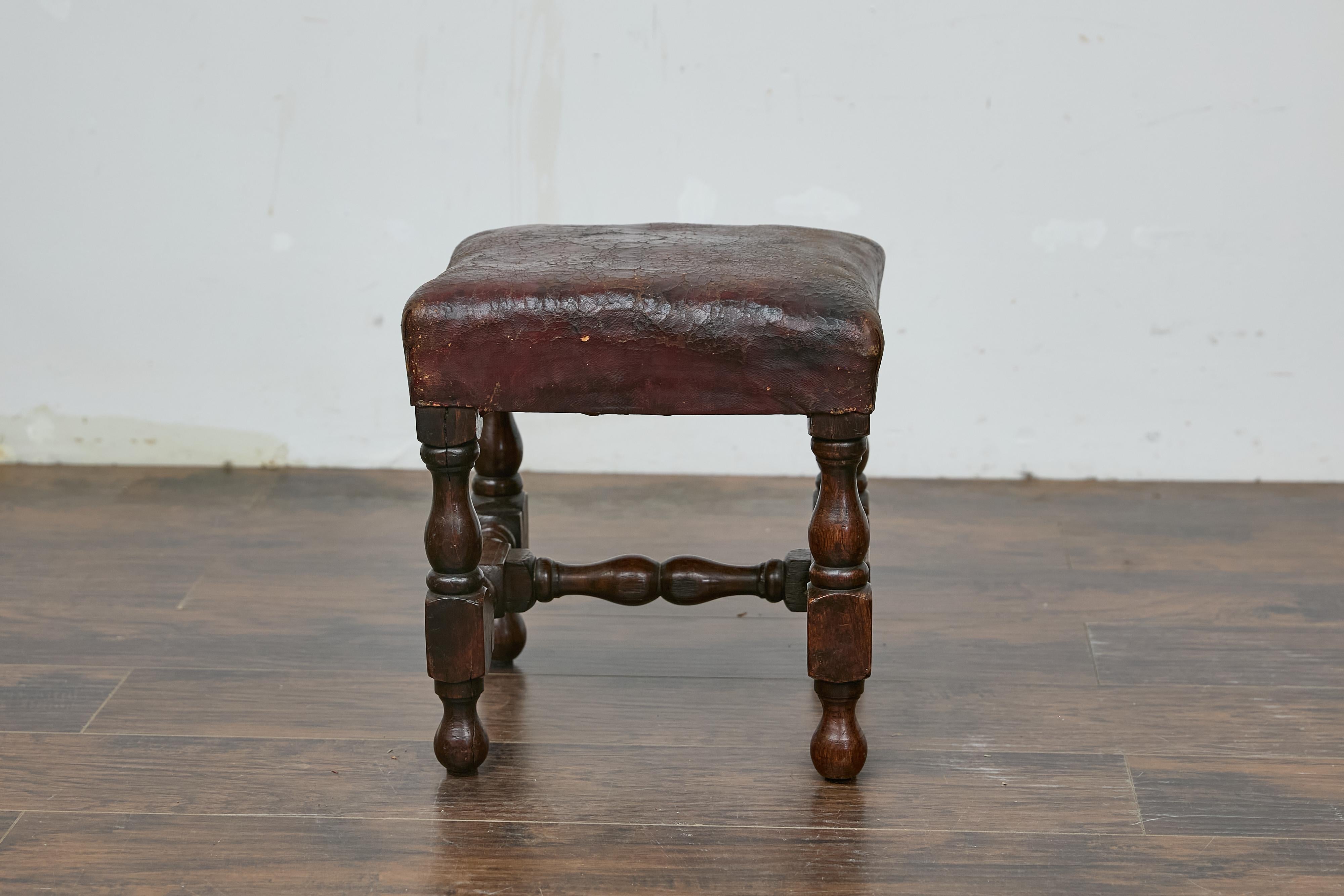 Reposapiés inglés del siglo XIX de roble con asiento de cuero y patas torneadas Inglés en venta