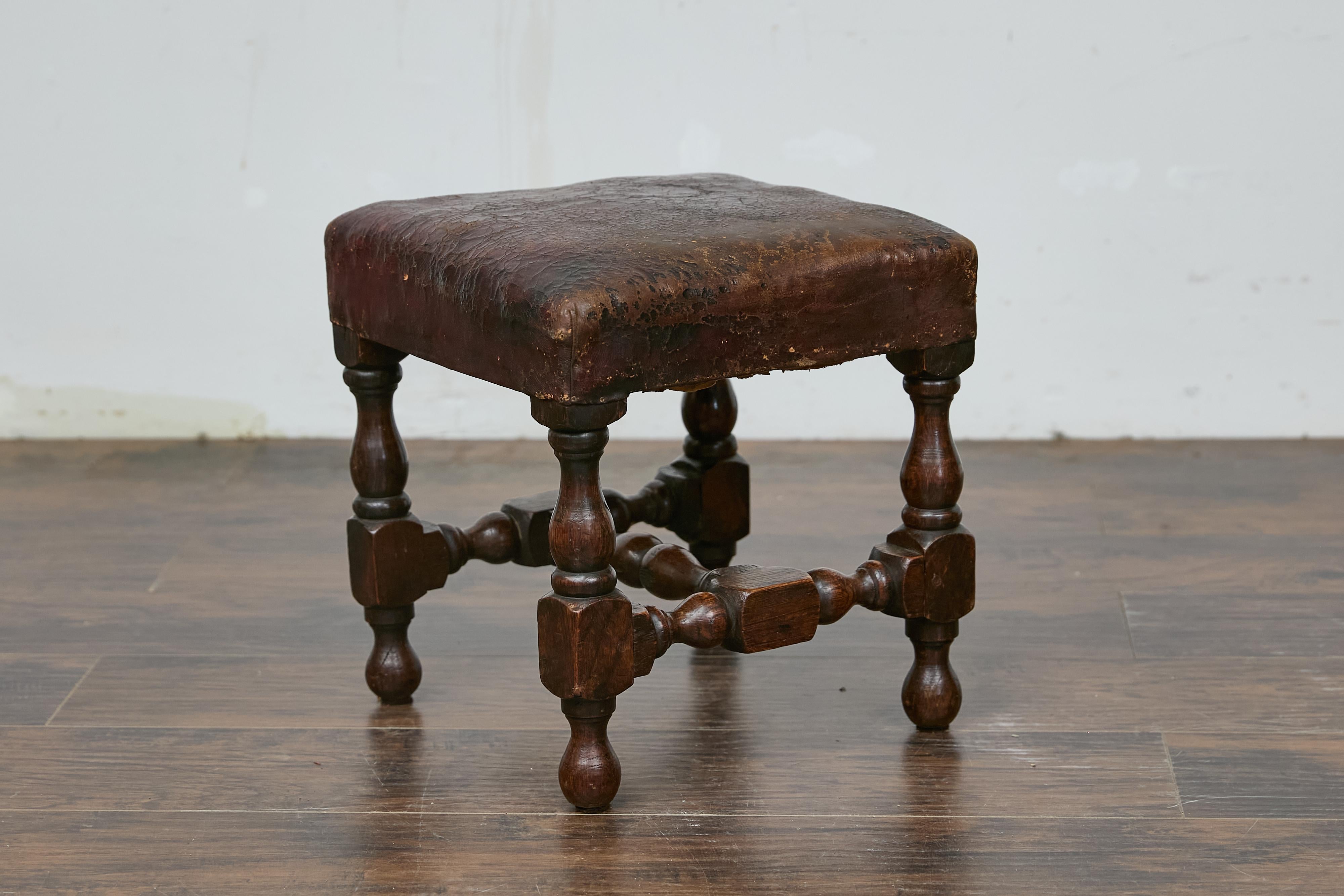Reposapiés inglés del siglo XIX de roble con asiento de cuero y patas torneadas Transformado en venta