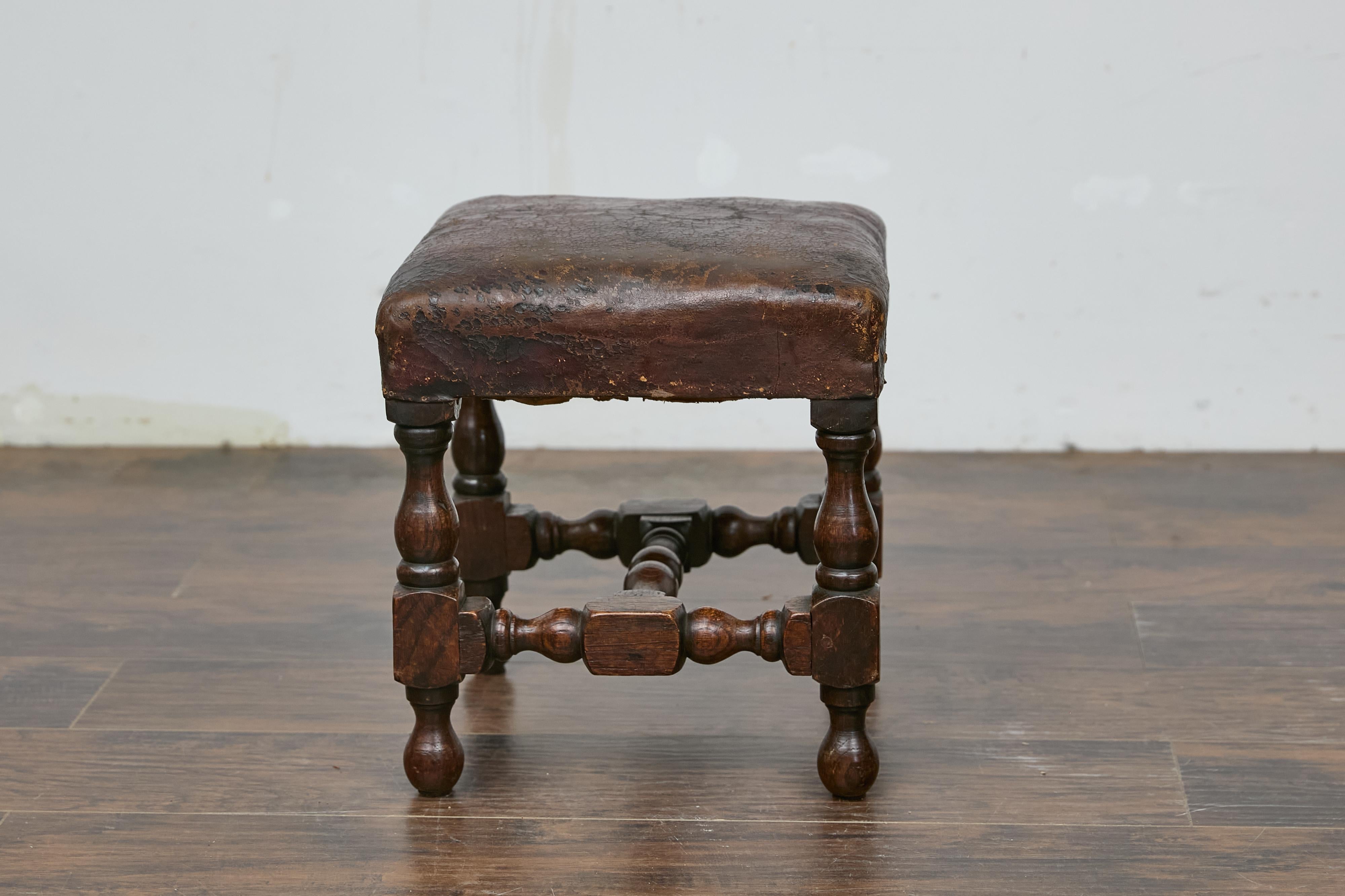 Reposapiés inglés del siglo XIX de roble con asiento de cuero y patas torneadas en Bueno estado para la venta en Atlanta, GA