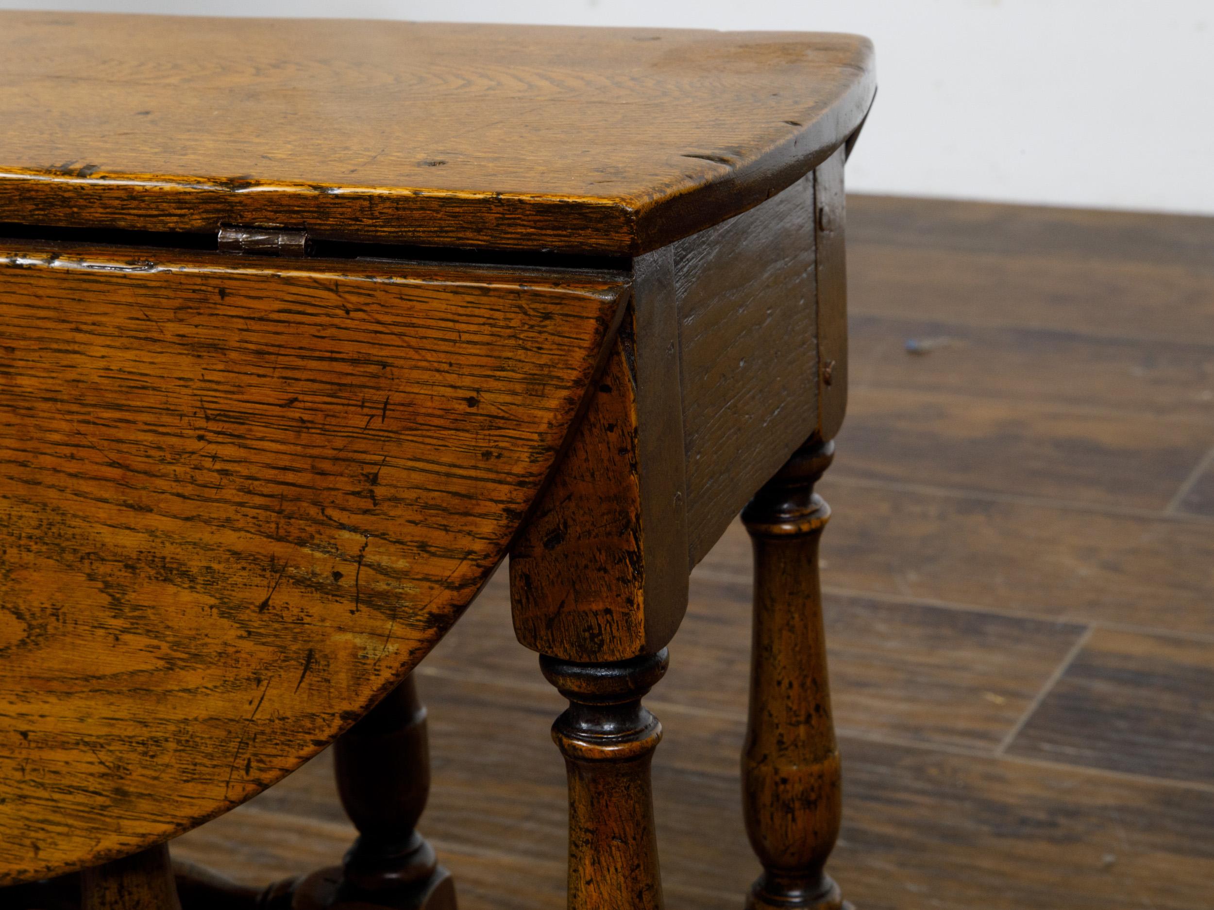 19th-Century English Oak Gateleg Table with Drop Leaves and Turned Legs For Sale 7