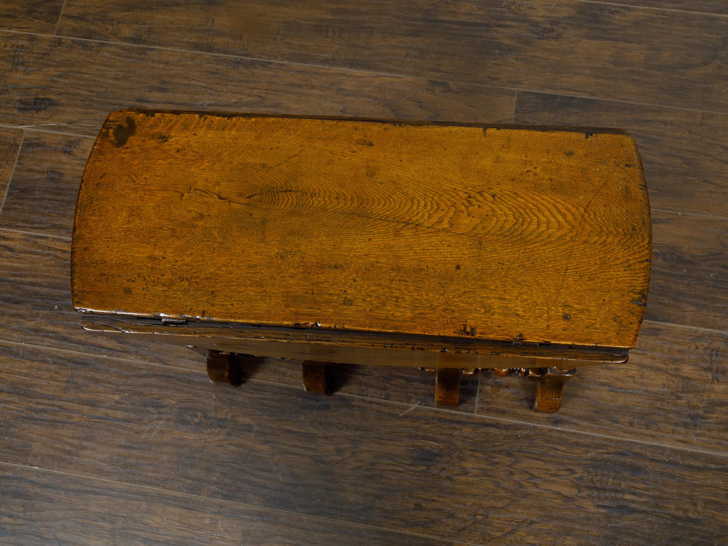 19th-Century English Oak Gateleg Table with Drop Leaves and Turned Legs For Sale 8