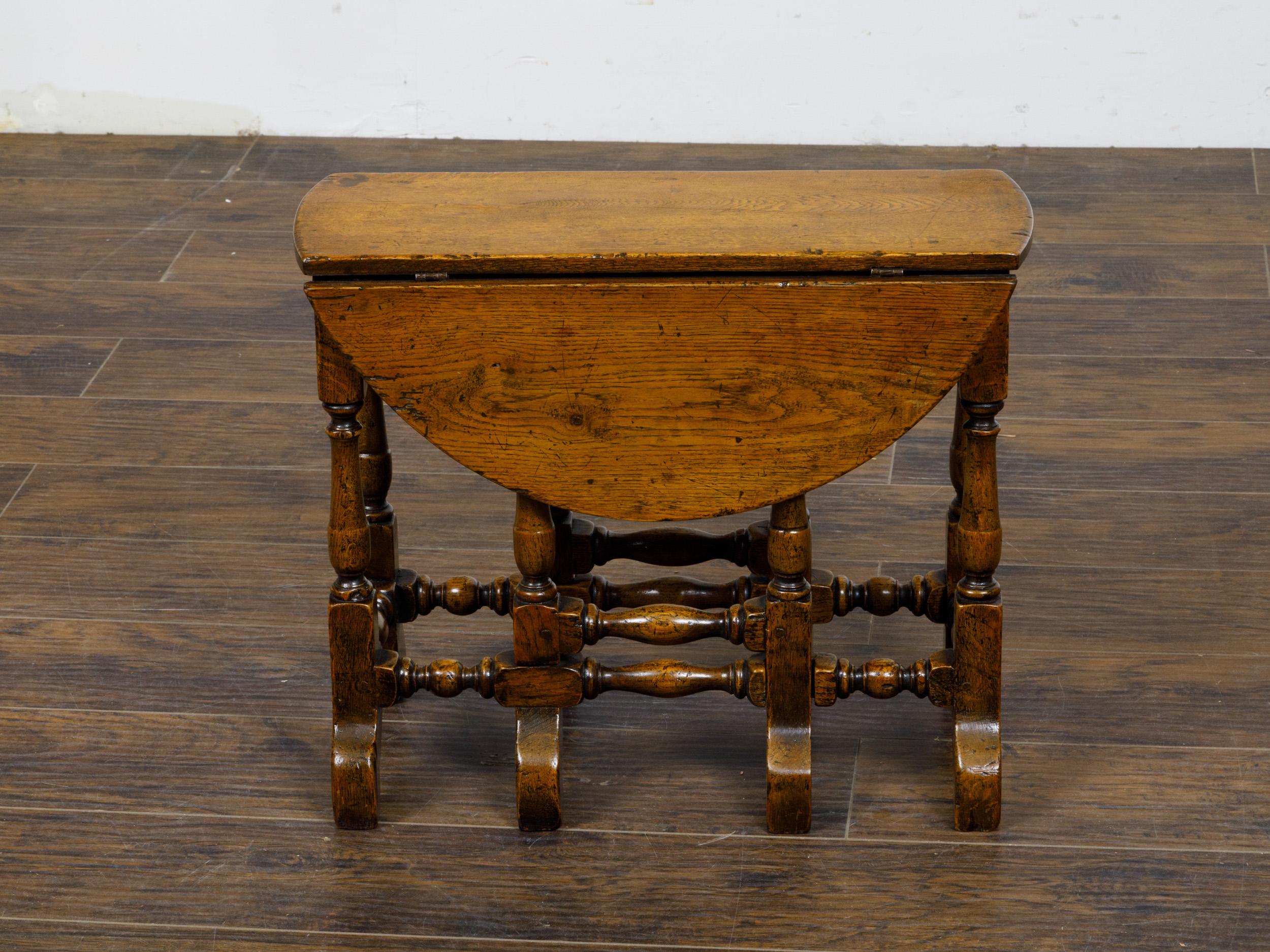 19th-Century English Oak Gateleg Table with Drop Leaves and Turned Legs For Sale 9