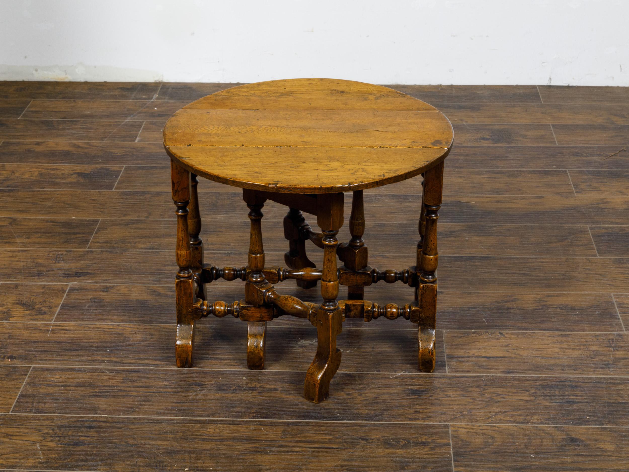 19th-Century English Oak Gateleg Table with Drop Leaves and Turned Legs For Sale 1