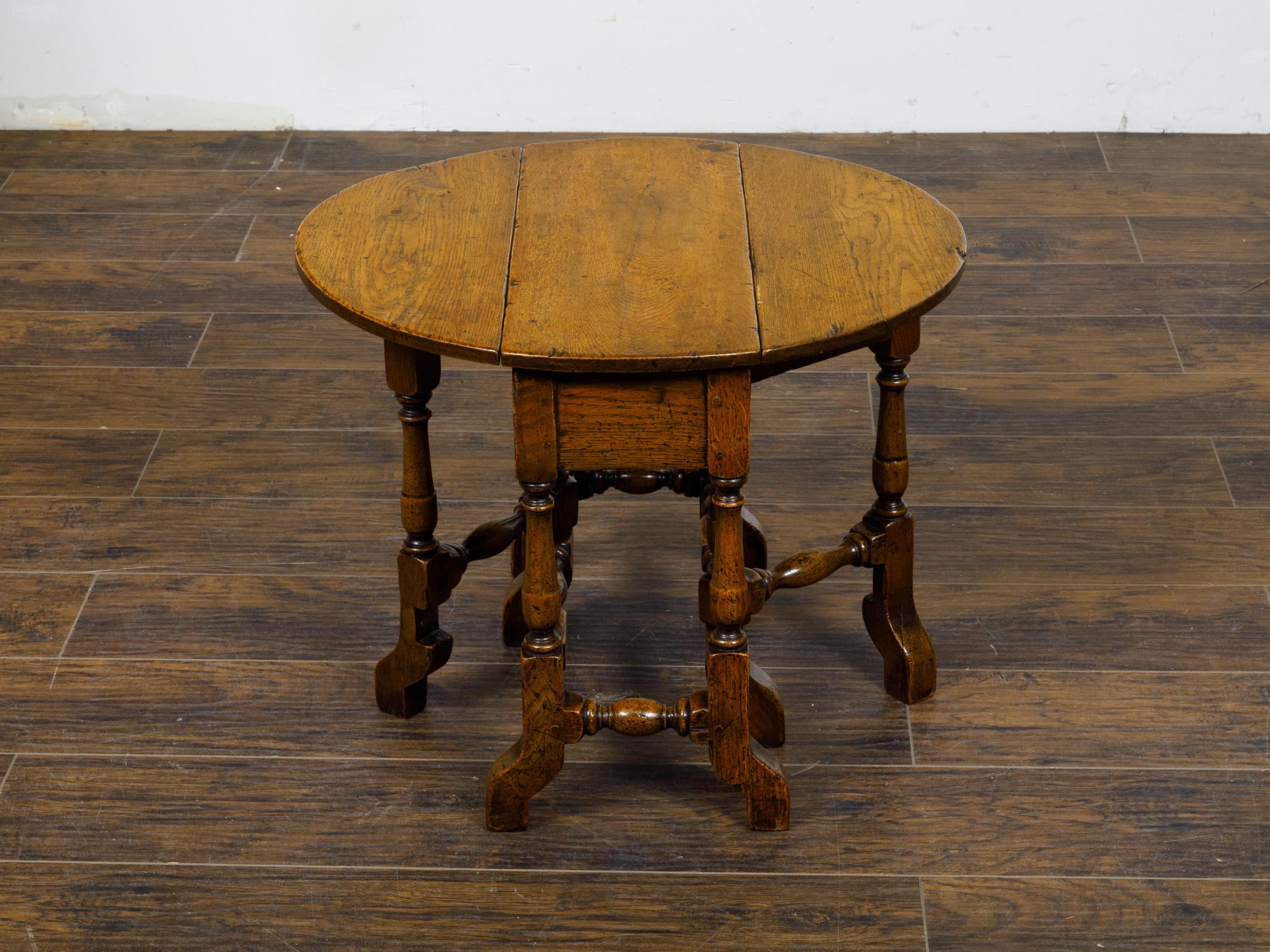 19th-Century English Oak Gateleg Table with Drop Leaves and Turned Legs For Sale 3