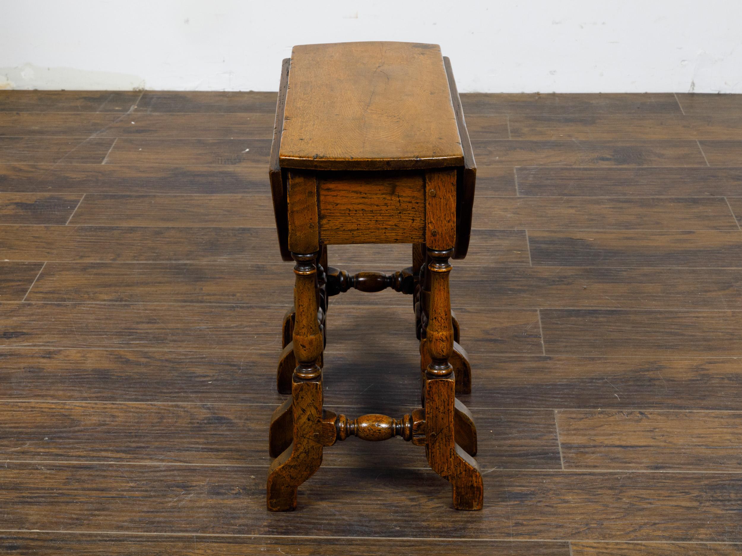 19th-Century English Oak Gateleg Table with Drop Leaves and Turned Legs For Sale 4
