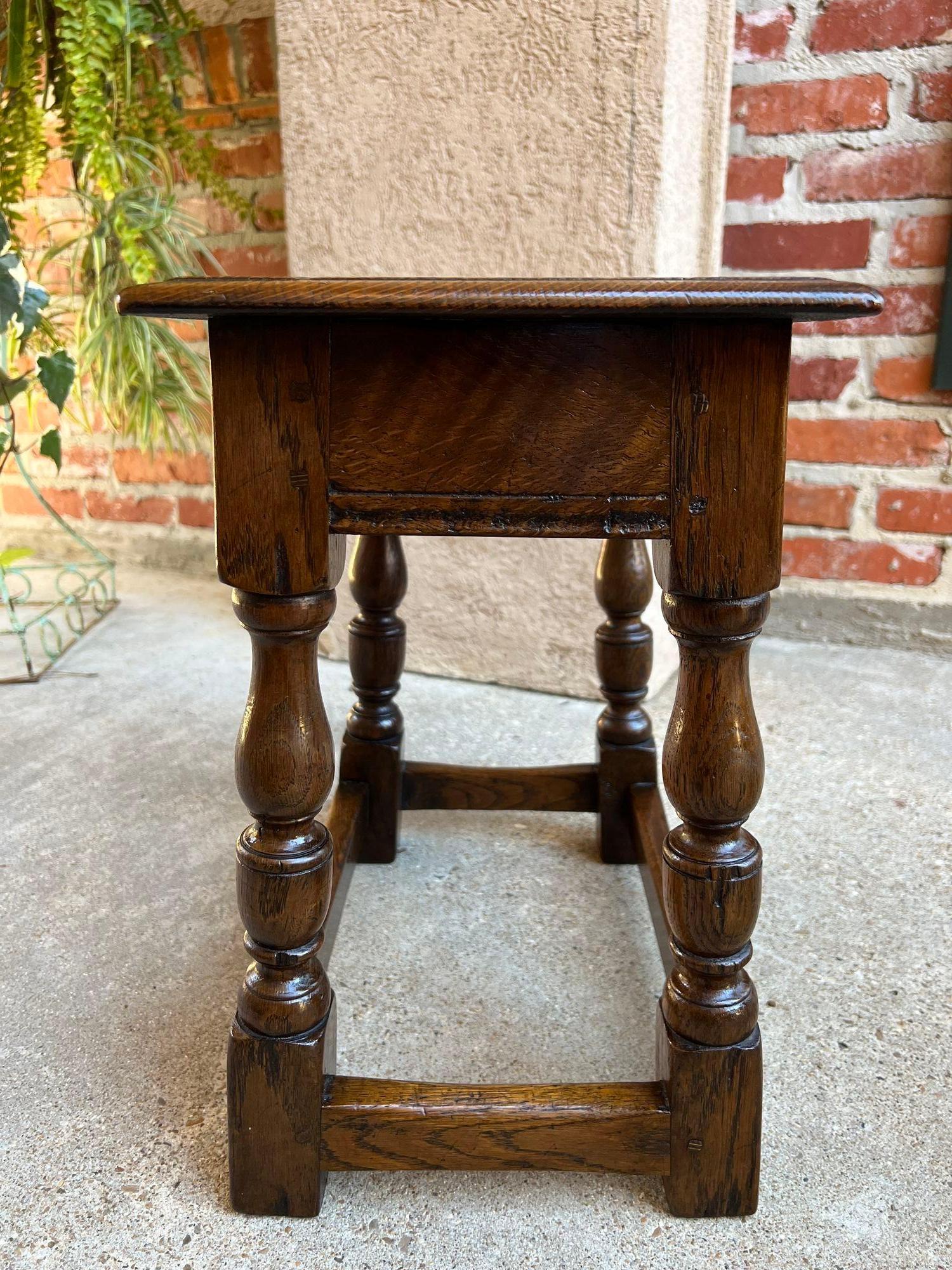19th century English Oak Joint Stool Pegged Bench Display Stand In Good Condition For Sale In Shreveport, LA