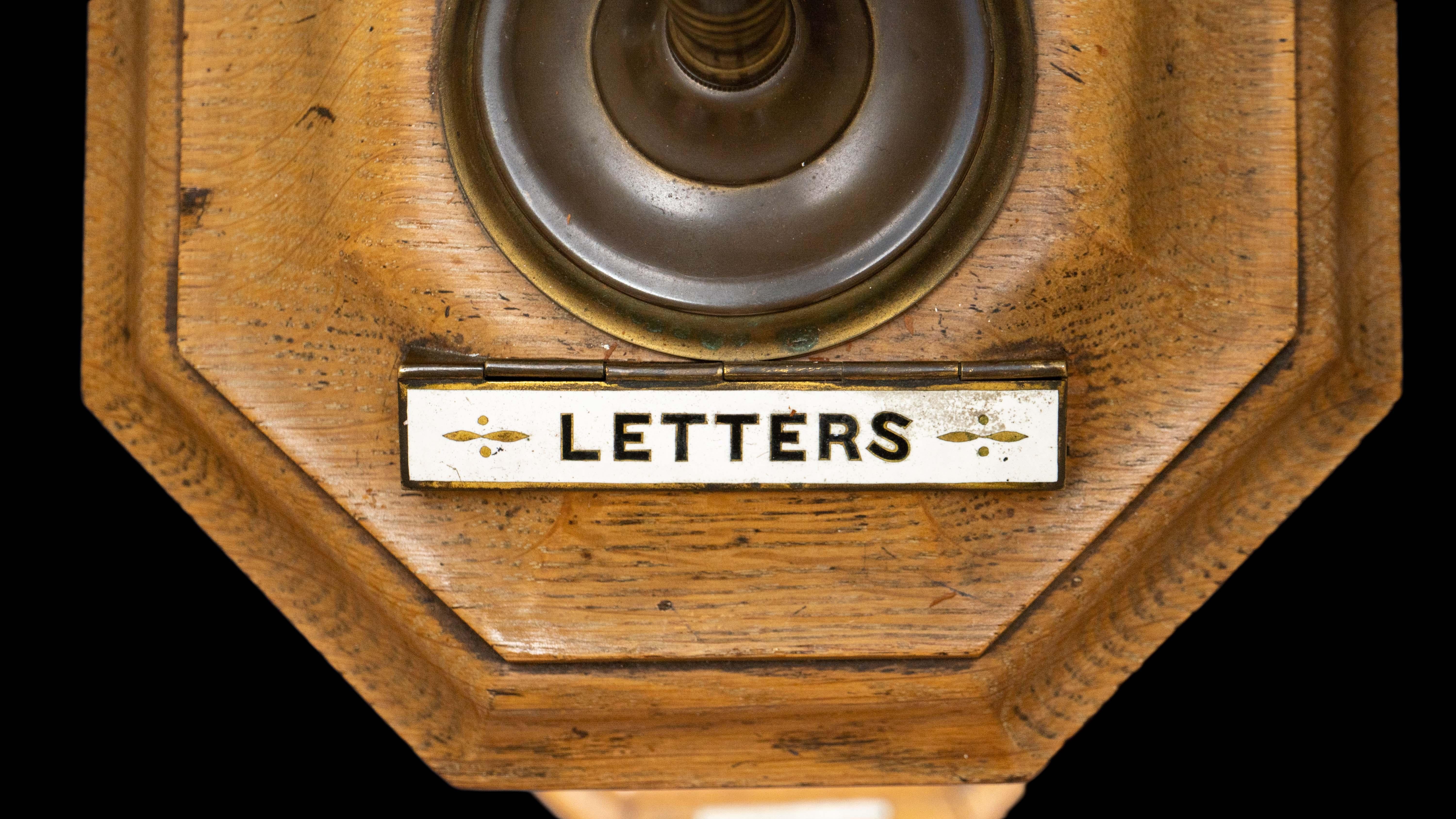 Anglais Lampe boîte à lettres de bureau en chêne de style maison de campagne victorien anglaise du 19e siècle en vente