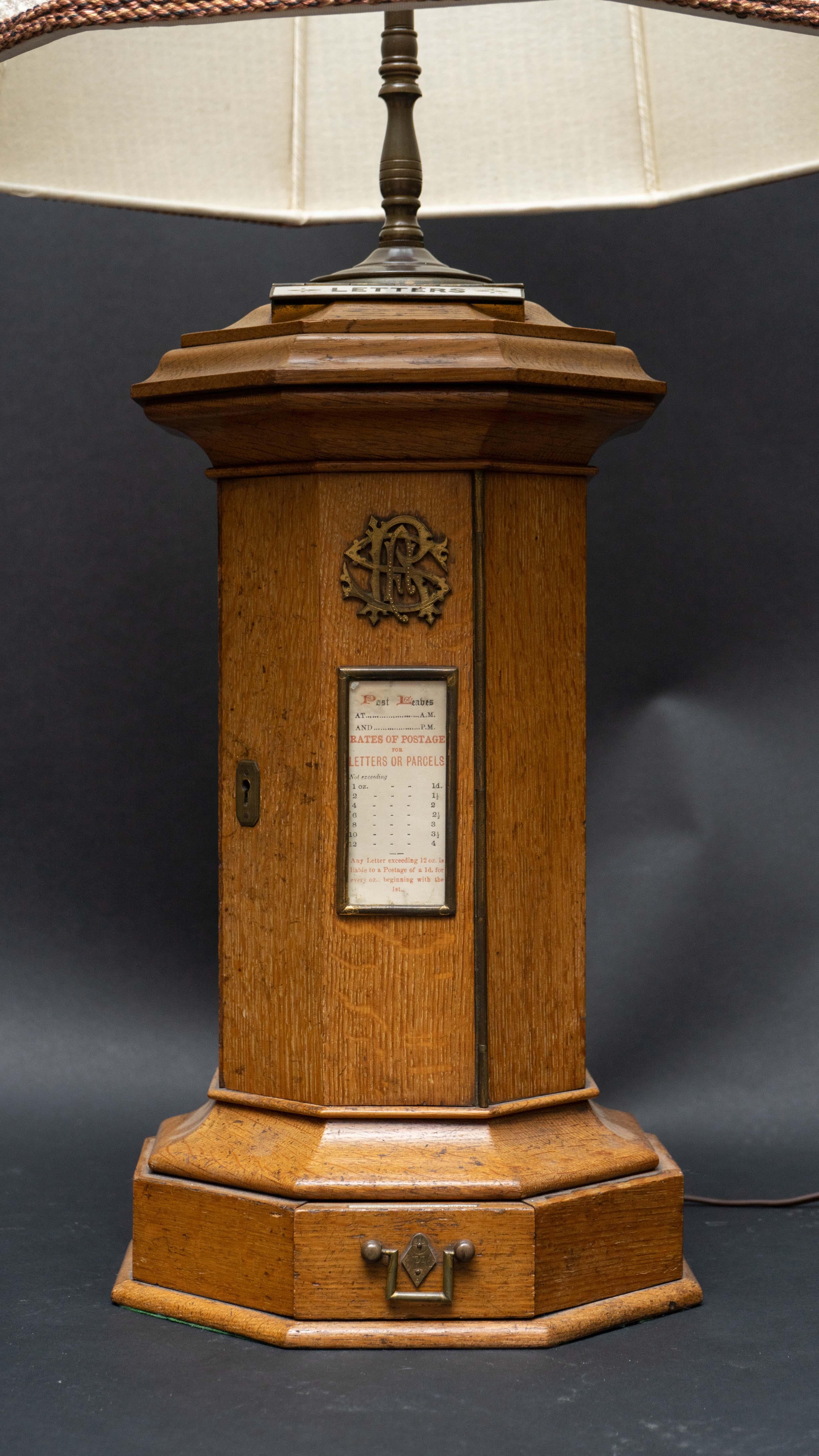 Lampe boîte à lettres de bureau en chêne de style maison de campagne victorien anglaise du 19e siècle Bon état - En vente à New York, NY