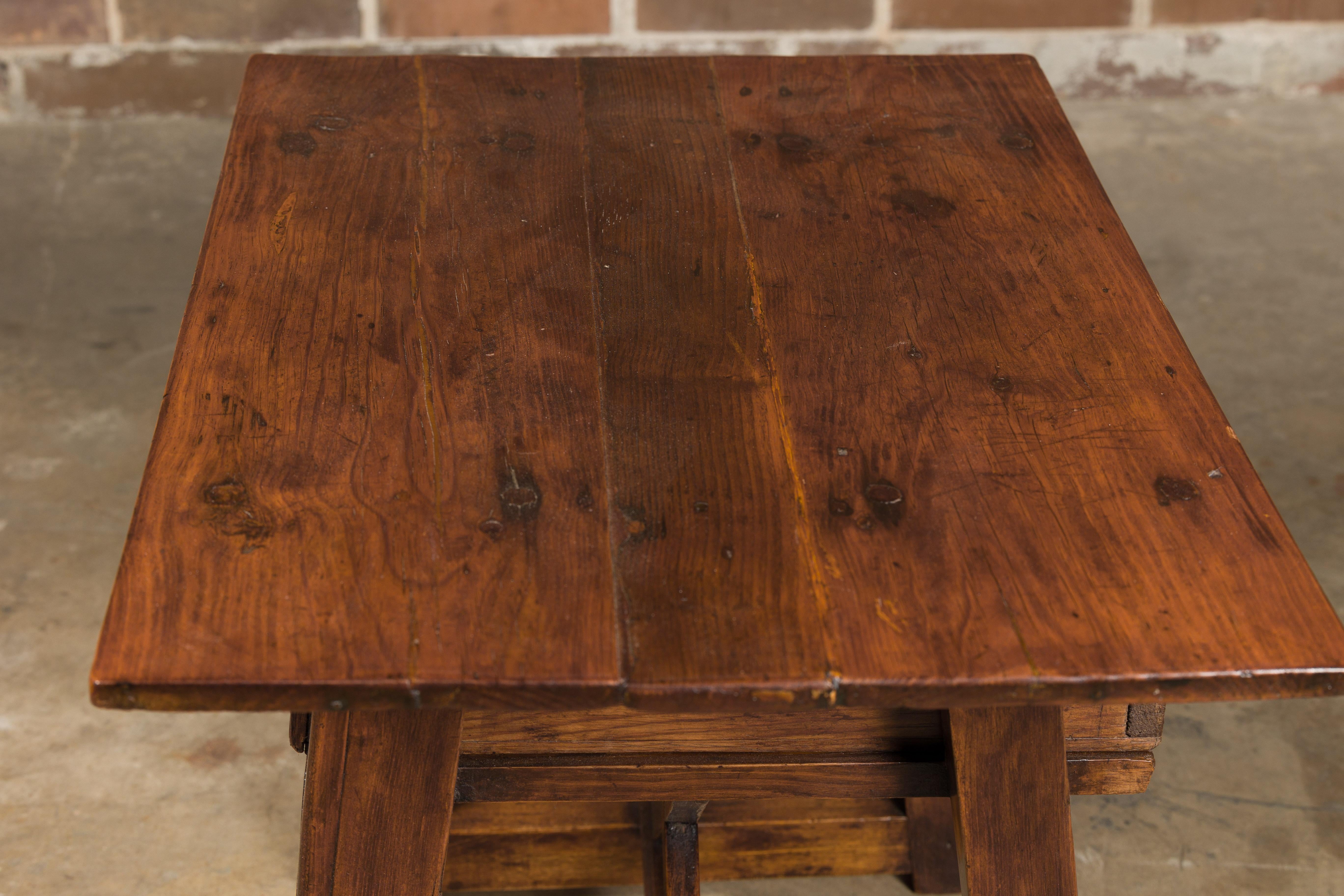 Table d'appoint anglaise du 19ème siècle avec un seul tiroir et un tablier sculpté en vente 3