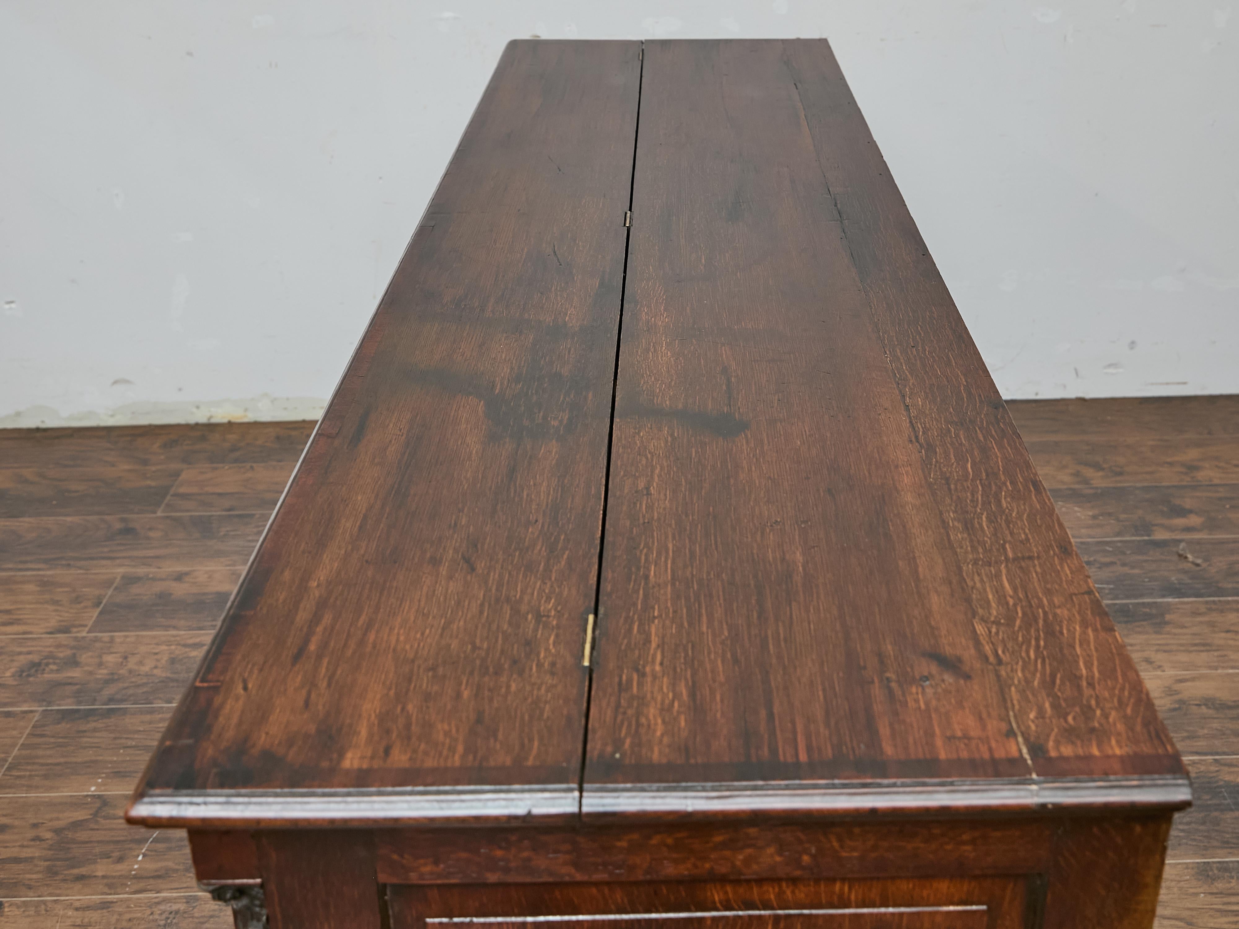 19th Century English Oak Mule Chest with Lift-Top Compartment and Six Drawers 15