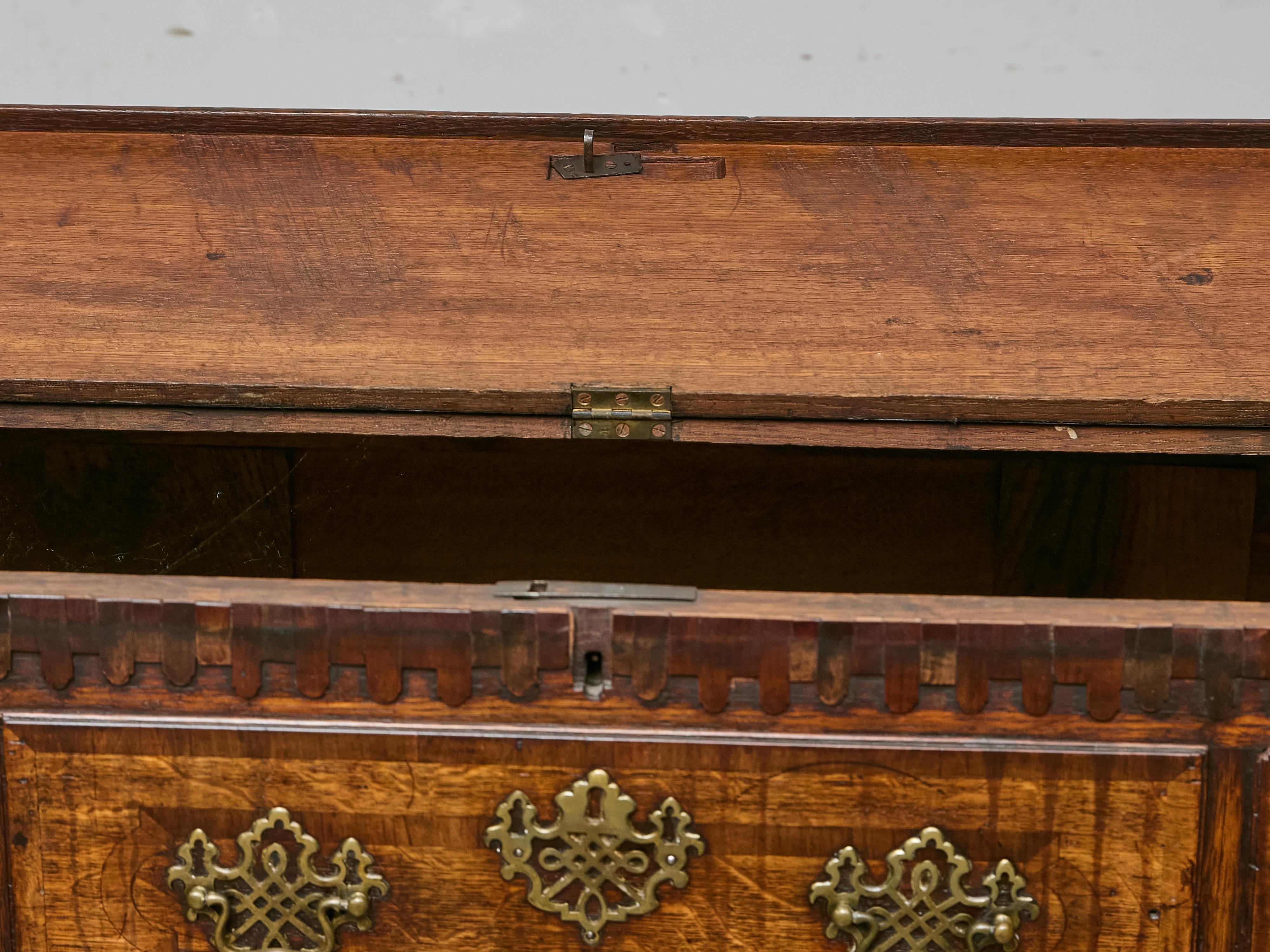 19th Century English Oak Mule Chest with Lift-Top Compartment and Six Drawers 1