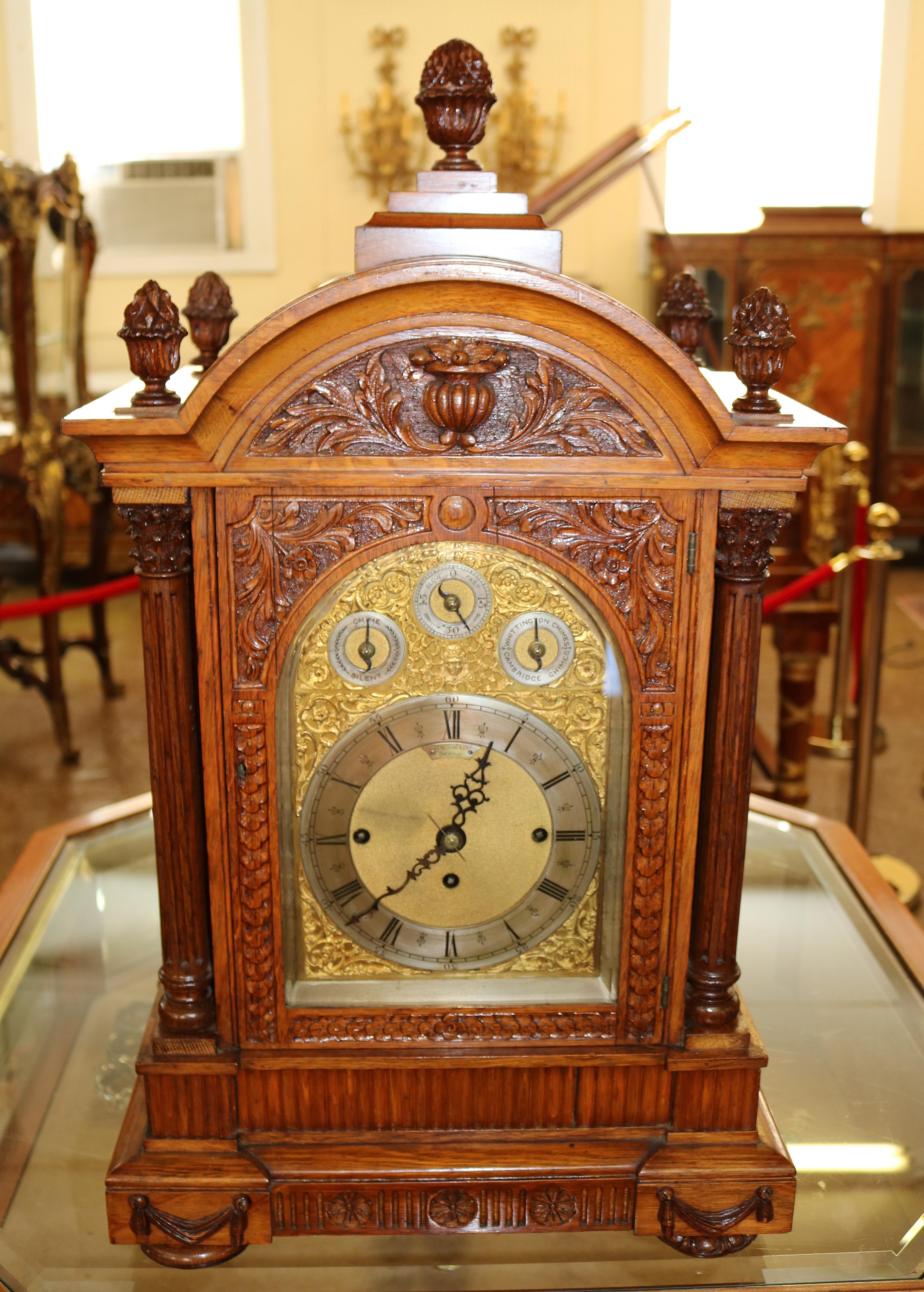 ​19th Century English Oak Musical Mantel Bracket Clock Retailed By Benetfink & CO

Dimensions : 30