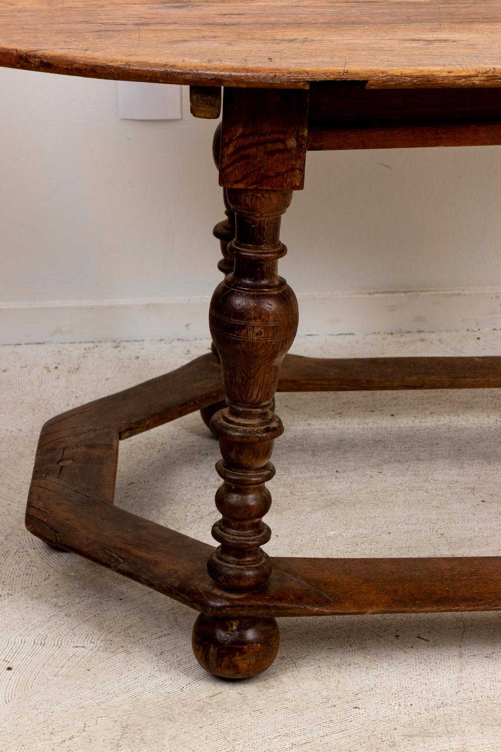 19th Century English Oak Oval Table In Good Condition In Stamford, CT