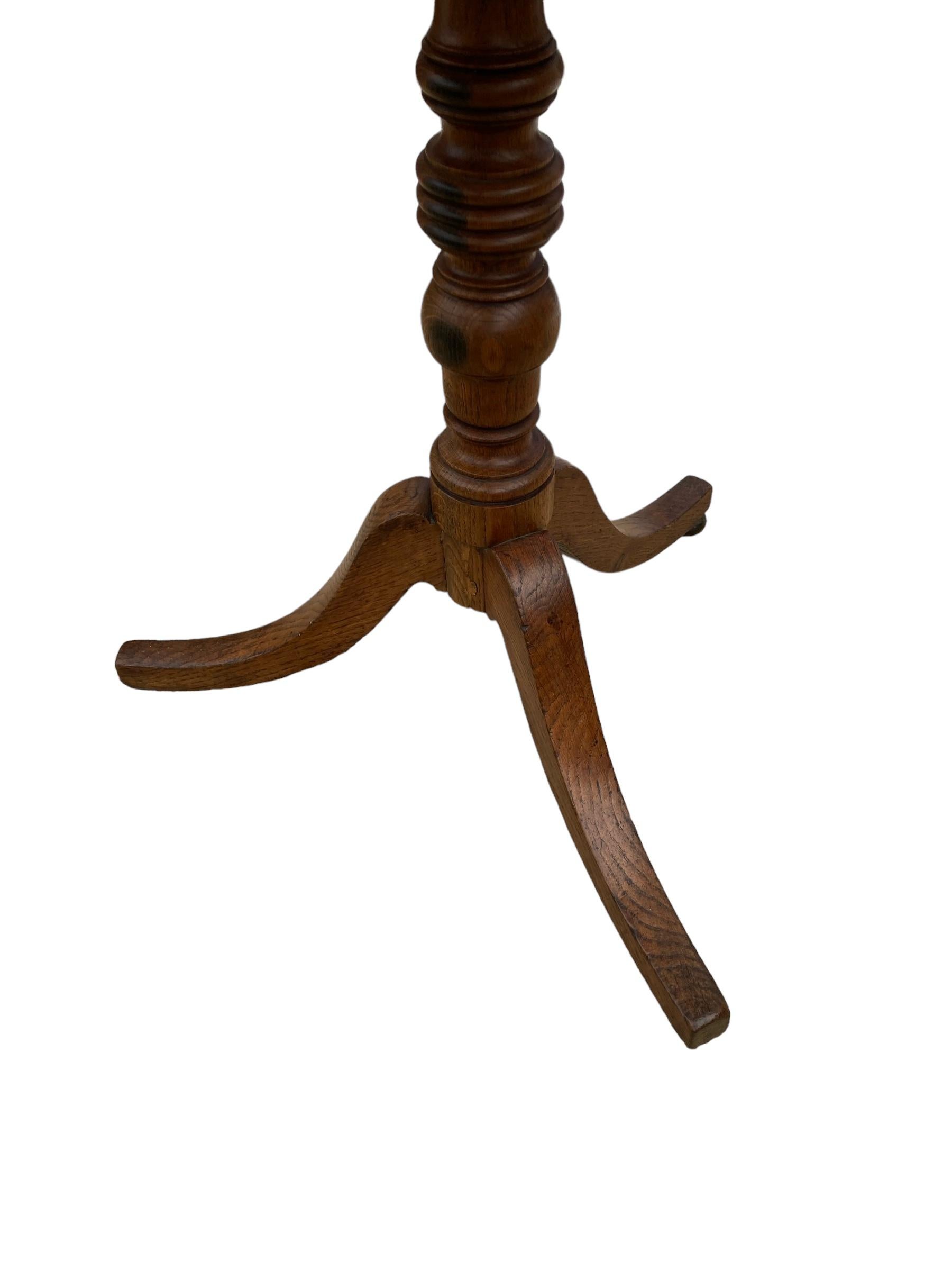 19. Jahrhundert Englisch Oak Rectangular Tri Legged Tilt top Tisch im Zustand „Gut“ im Angebot in Bishop's Stortford, GB