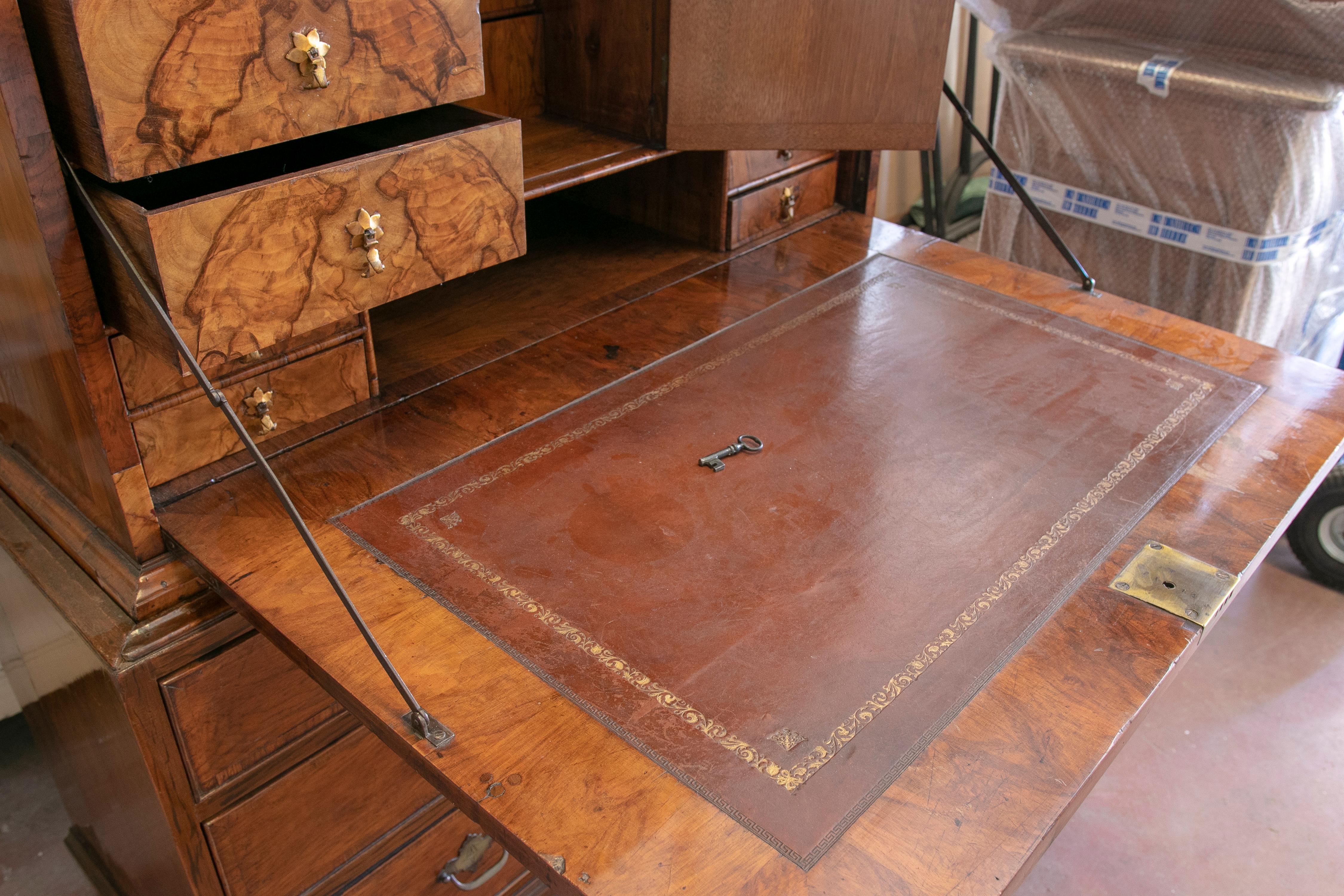 Englischer Eichenwurzel-Schreibtisch aus dem 19. Jahrhundert mit Bronzebeschlägen im Angebot 7