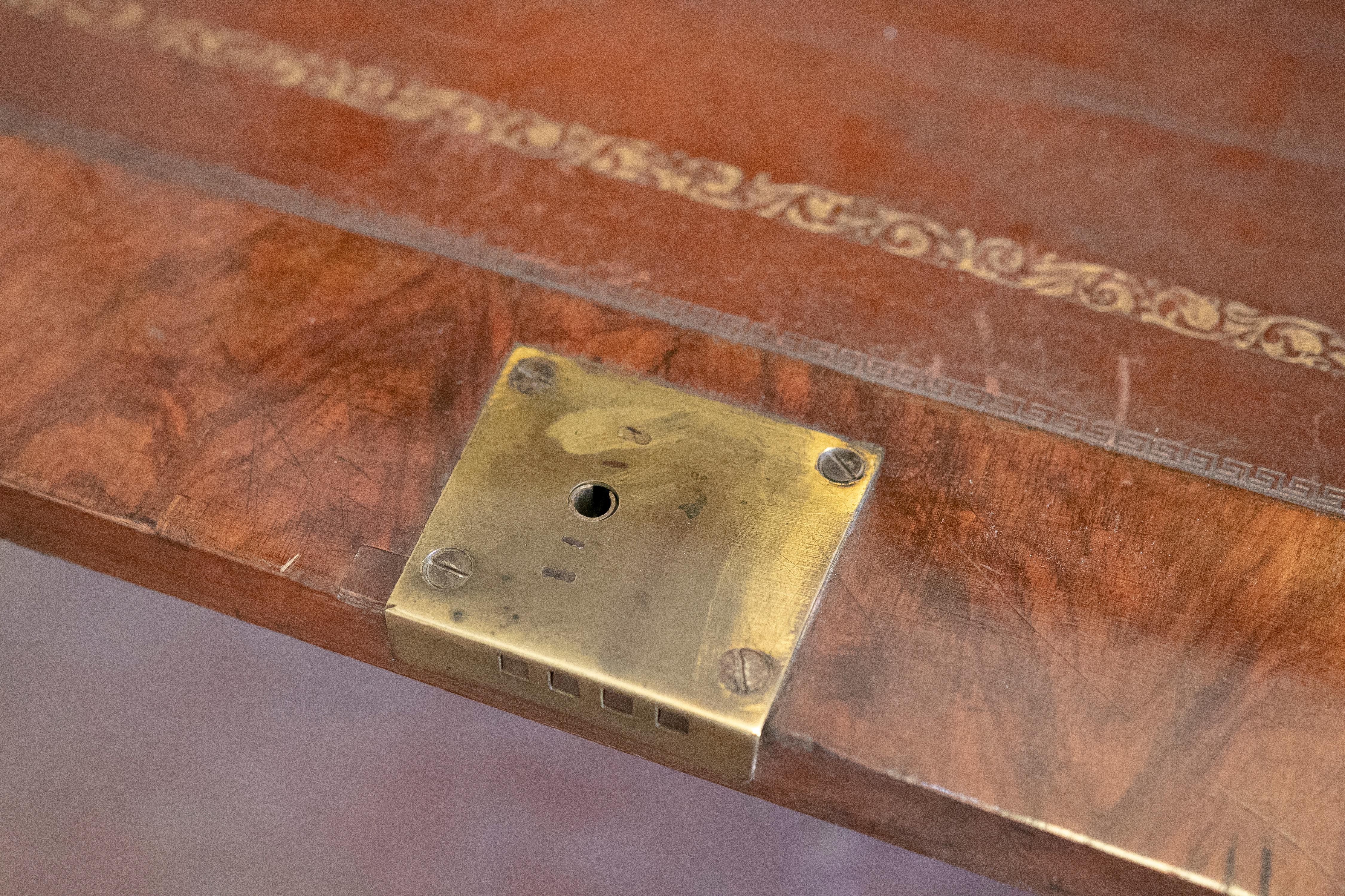 Englischer Eichenwurzel-Schreibtisch aus dem 19. Jahrhundert mit Bronzebeschlägen im Angebot 9