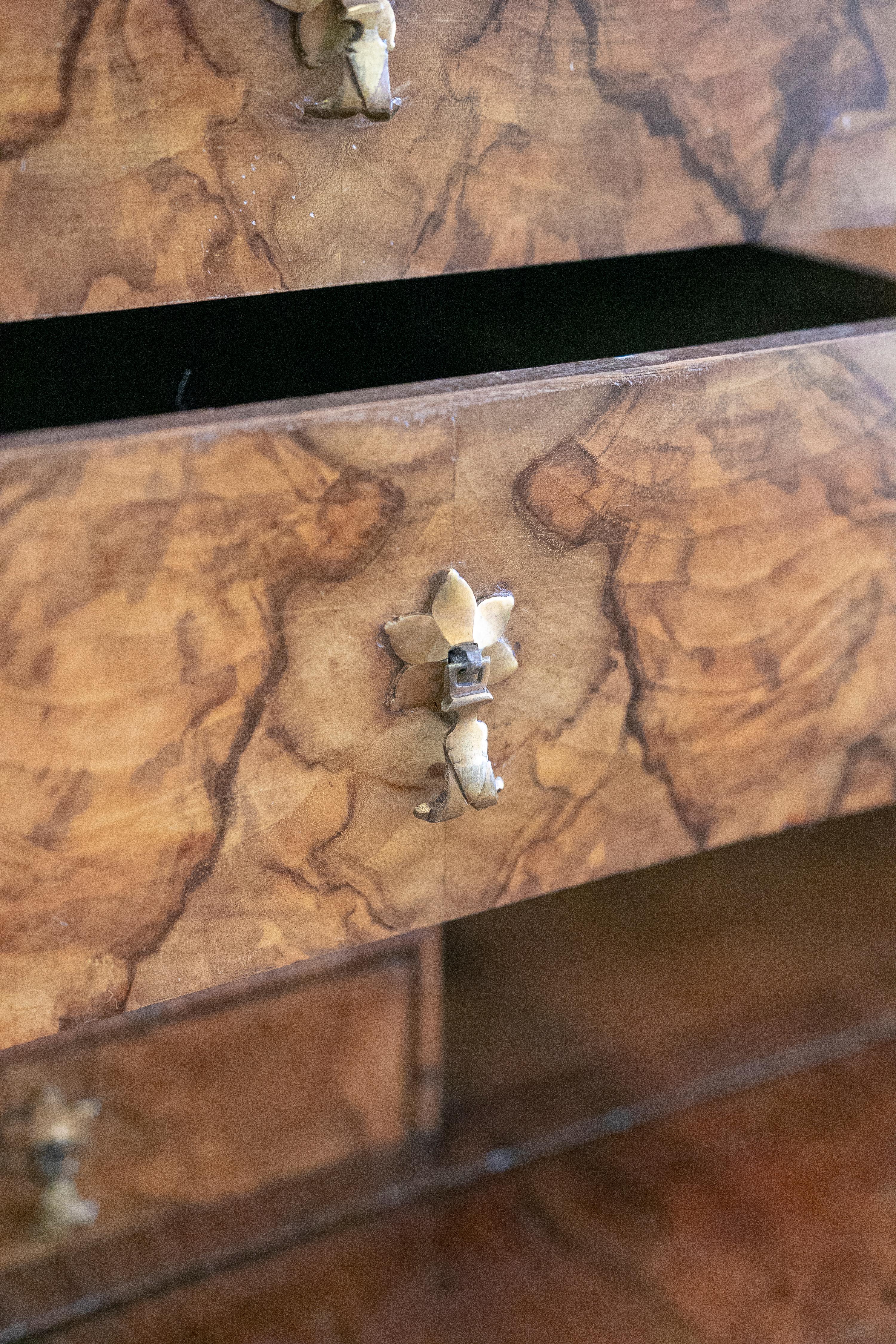 Englischer Eichenwurzel-Schreibtisch aus dem 19. Jahrhundert mit Bronzebeschlägen im Angebot 11