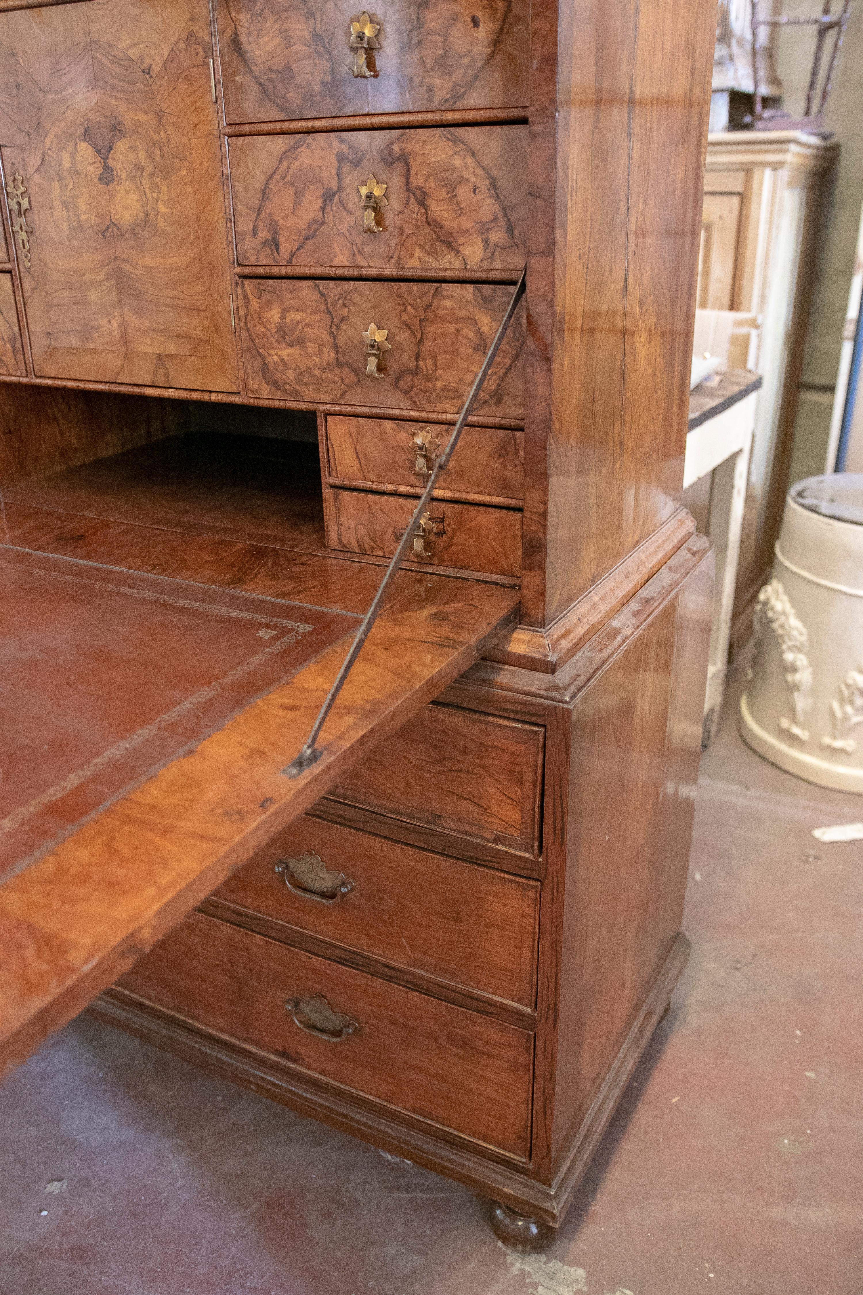 Englischer Eichenwurzel-Schreibtisch aus dem 19. Jahrhundert mit Bronzebeschlägen im Angebot 13