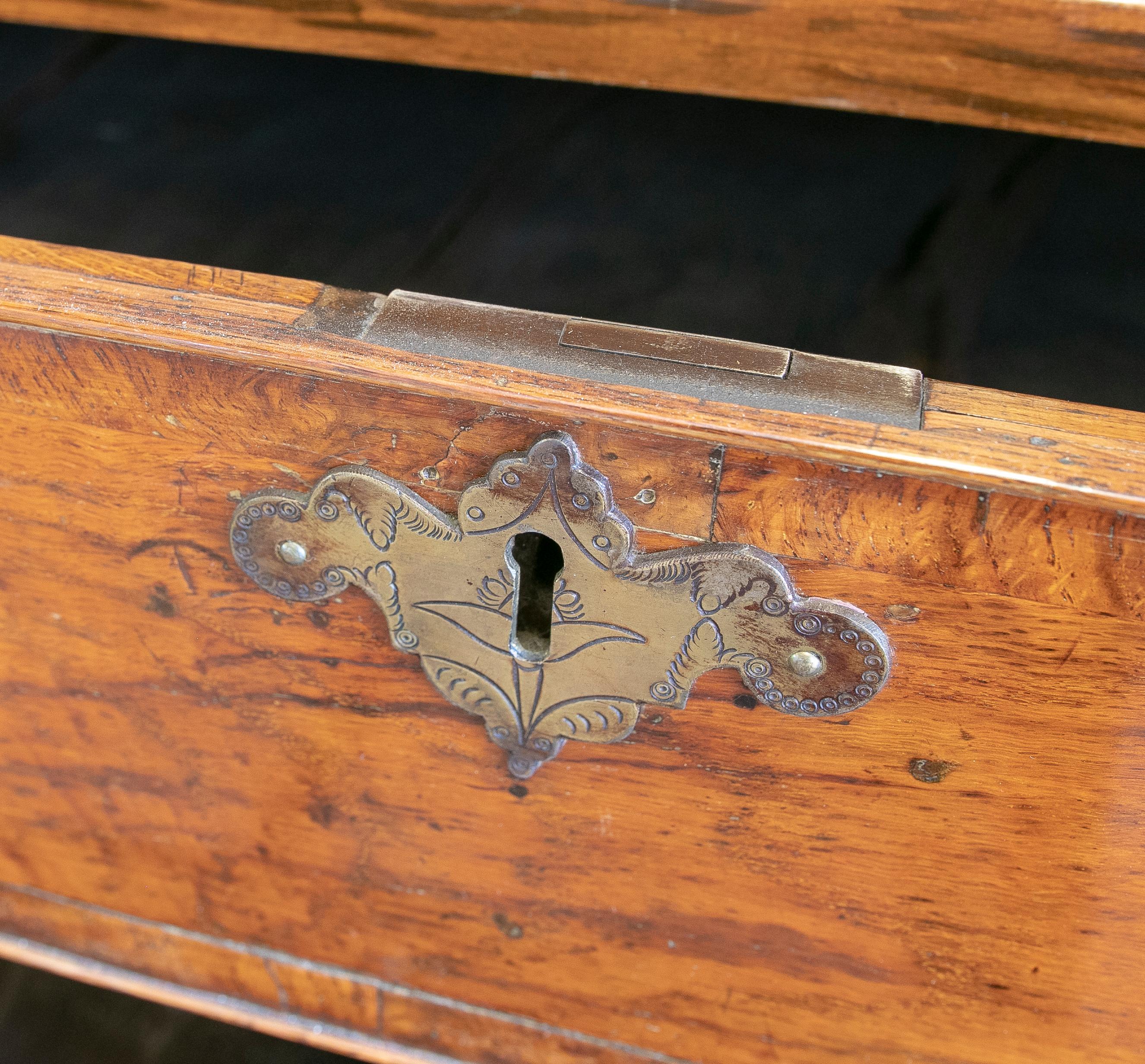 Englischer Eichenwurzel-Schreibtisch aus dem 19. Jahrhundert mit Bronzebeschlägen (20. Jahrhundert) im Angebot