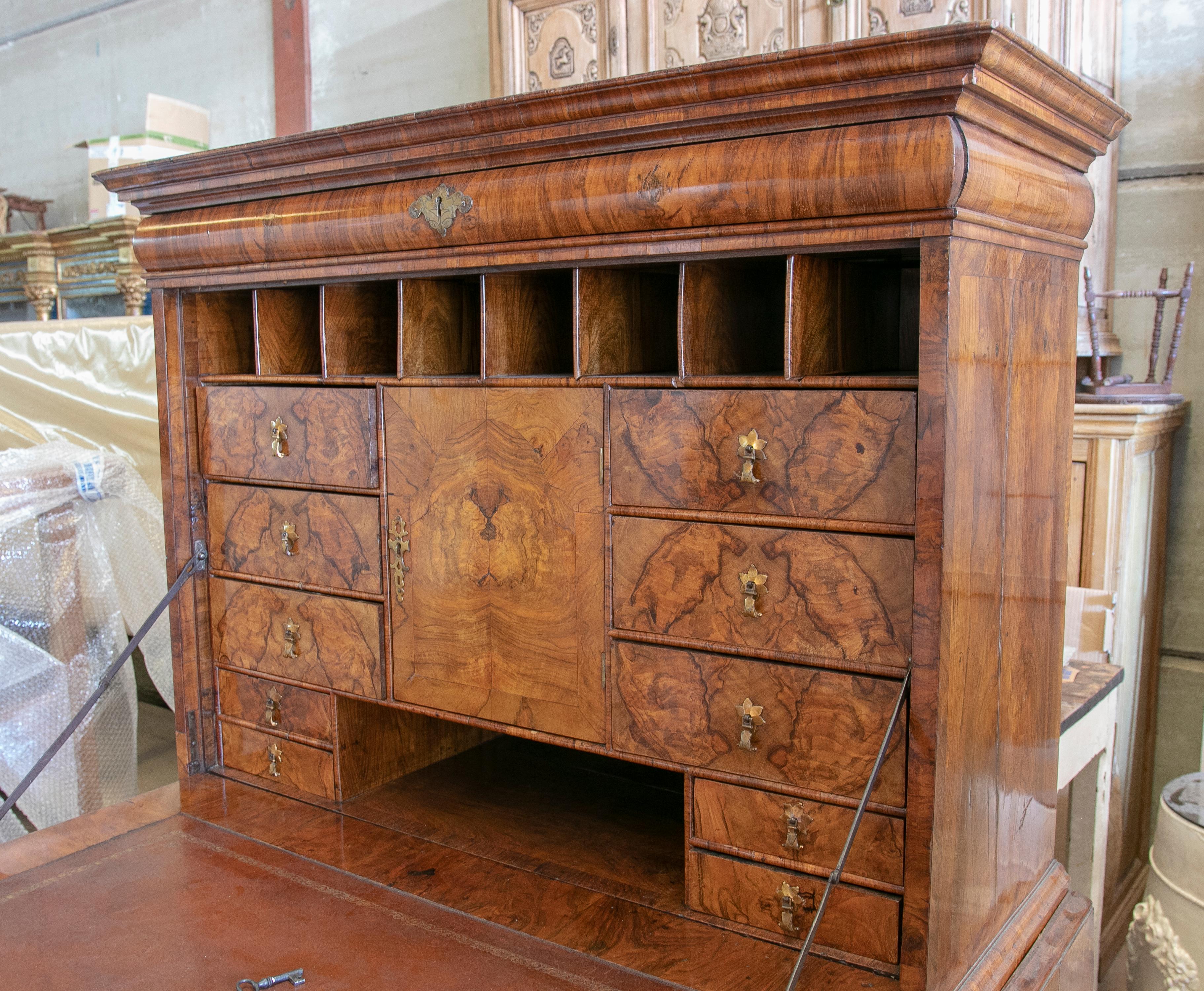 Englischer Eichenwurzel-Schreibtisch aus dem 19. Jahrhundert mit Bronzebeschlägen im Angebot 3
