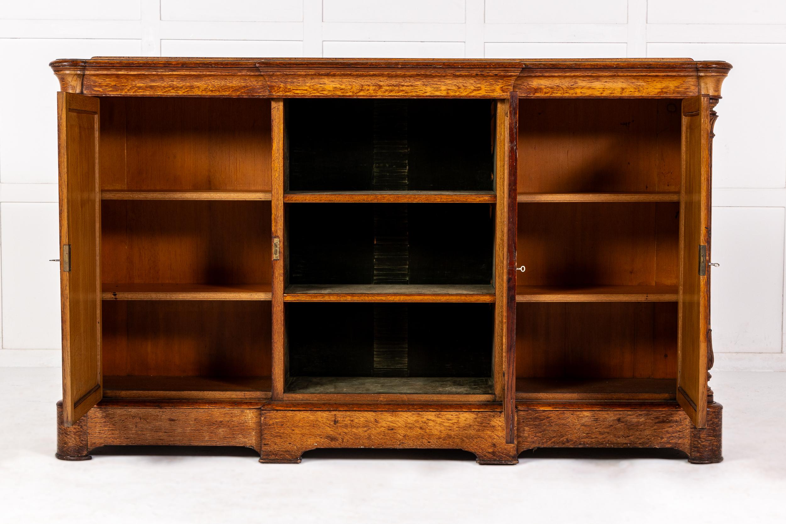 Mobile o credenza in Oak inglese del XIX secolo.

Questo pezzo pregiato presenta una sezione centrale vetrata, ideale per essere utilizzata come vetrina, e due ante in legno che nascondono armadietti con ripiani regolabili e che hanno una forma a