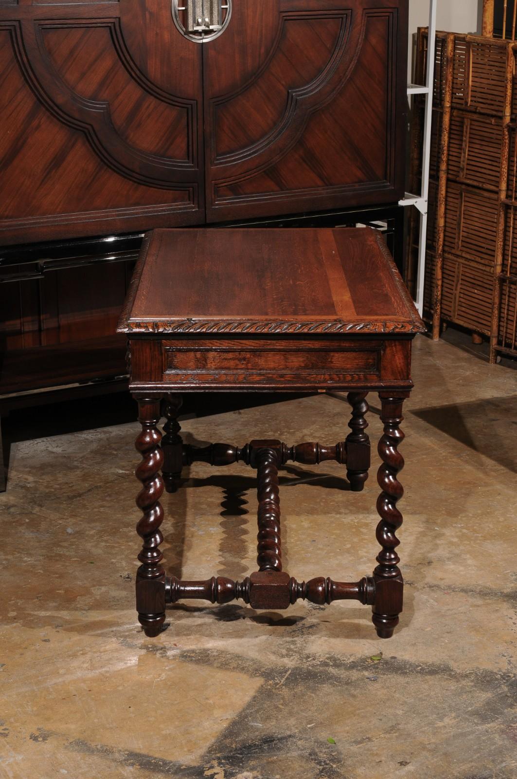 Inglese Tavolino in Oak inglese del XIX secolo Doppi cassetti Maniglie a volpe Barley Twist in vendita