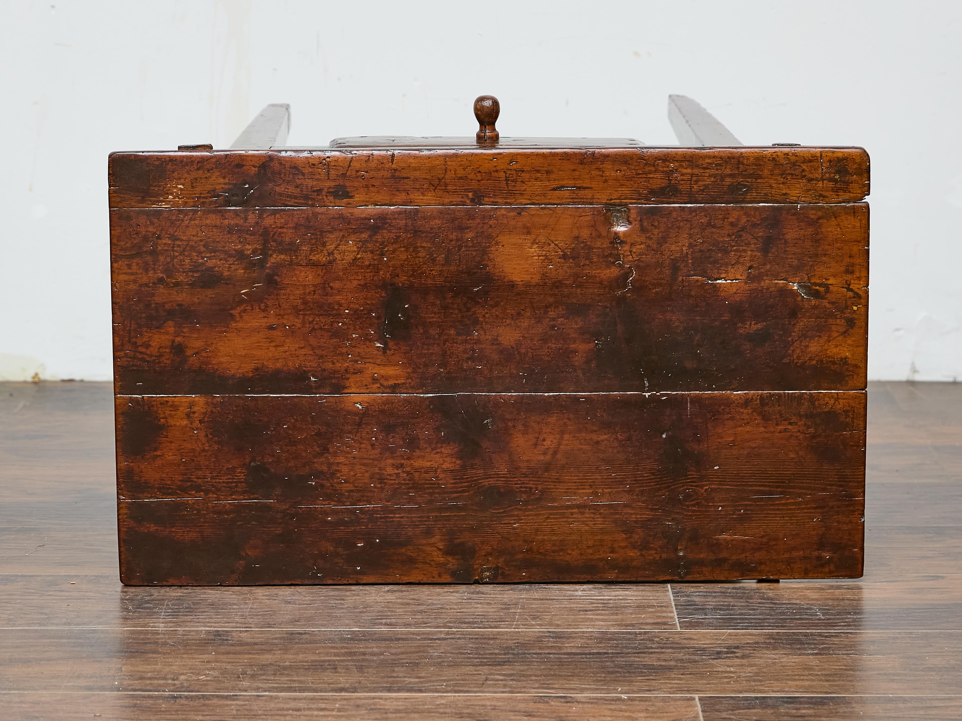 Table d'appoint anglaise du 19ème siècle avec tiroir et pieds fuselés en vente 4