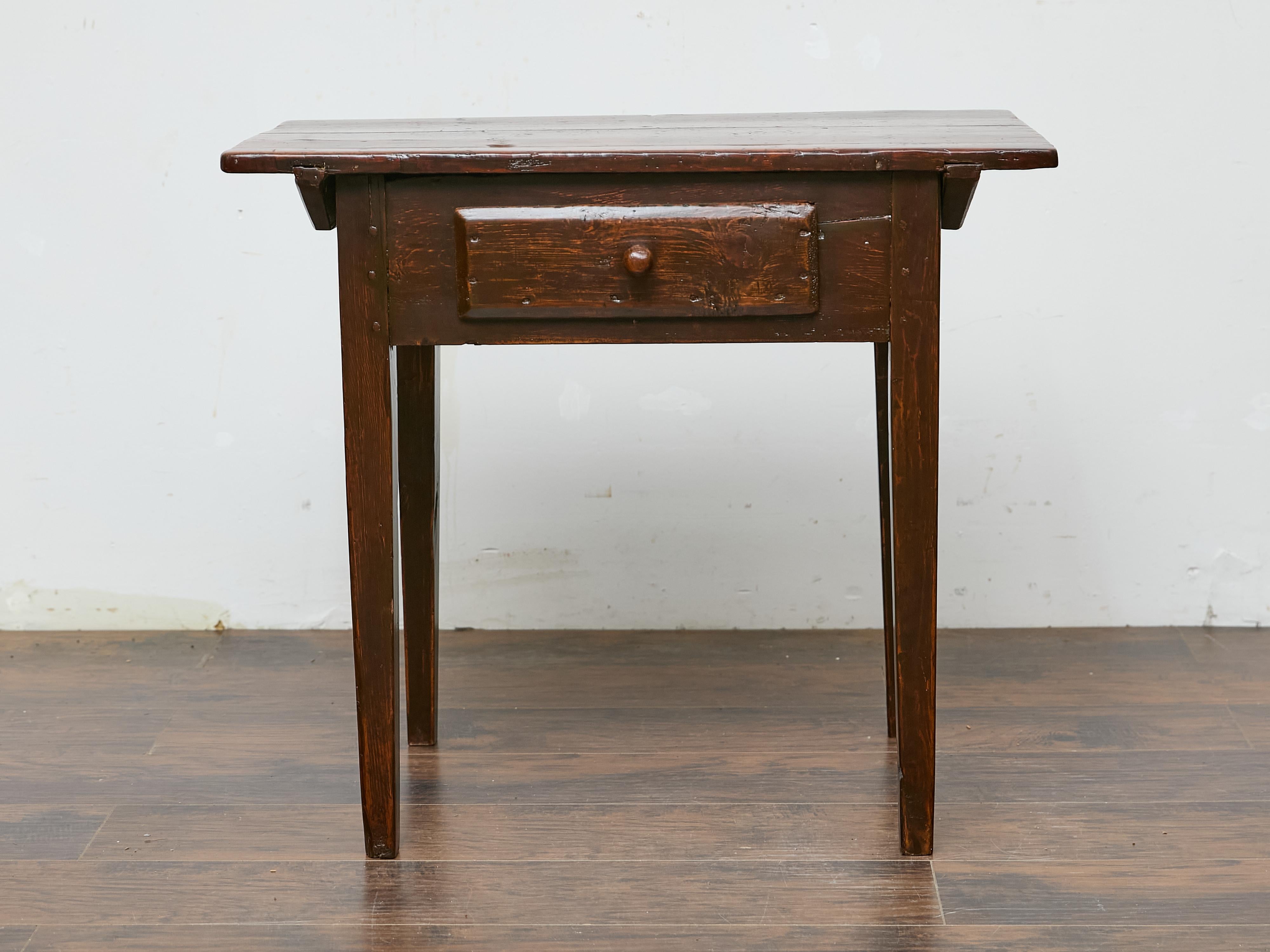 Table d'appoint anglaise du 19ème siècle avec tiroir et pieds fuselés en vente 5