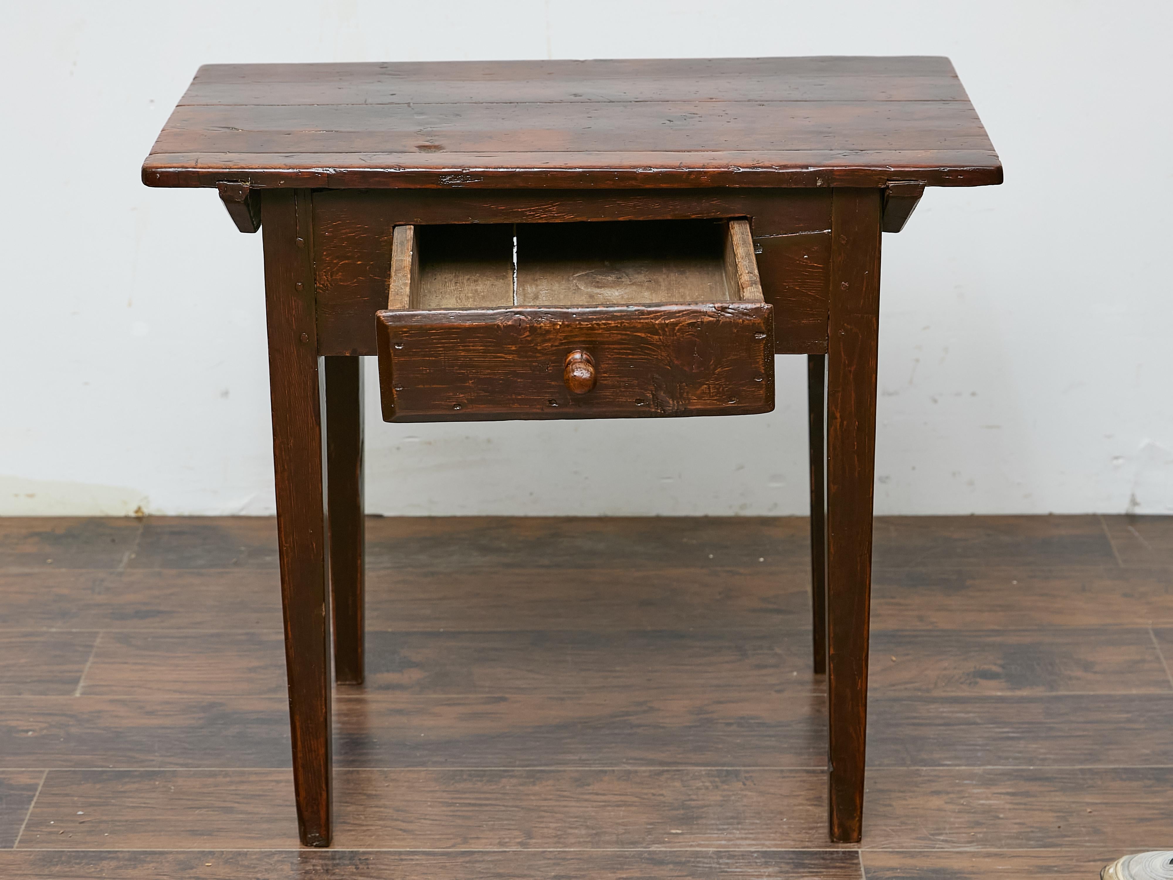 Rustique Table d'appoint anglaise du 19ème siècle avec tiroir et pieds fuselés en vente