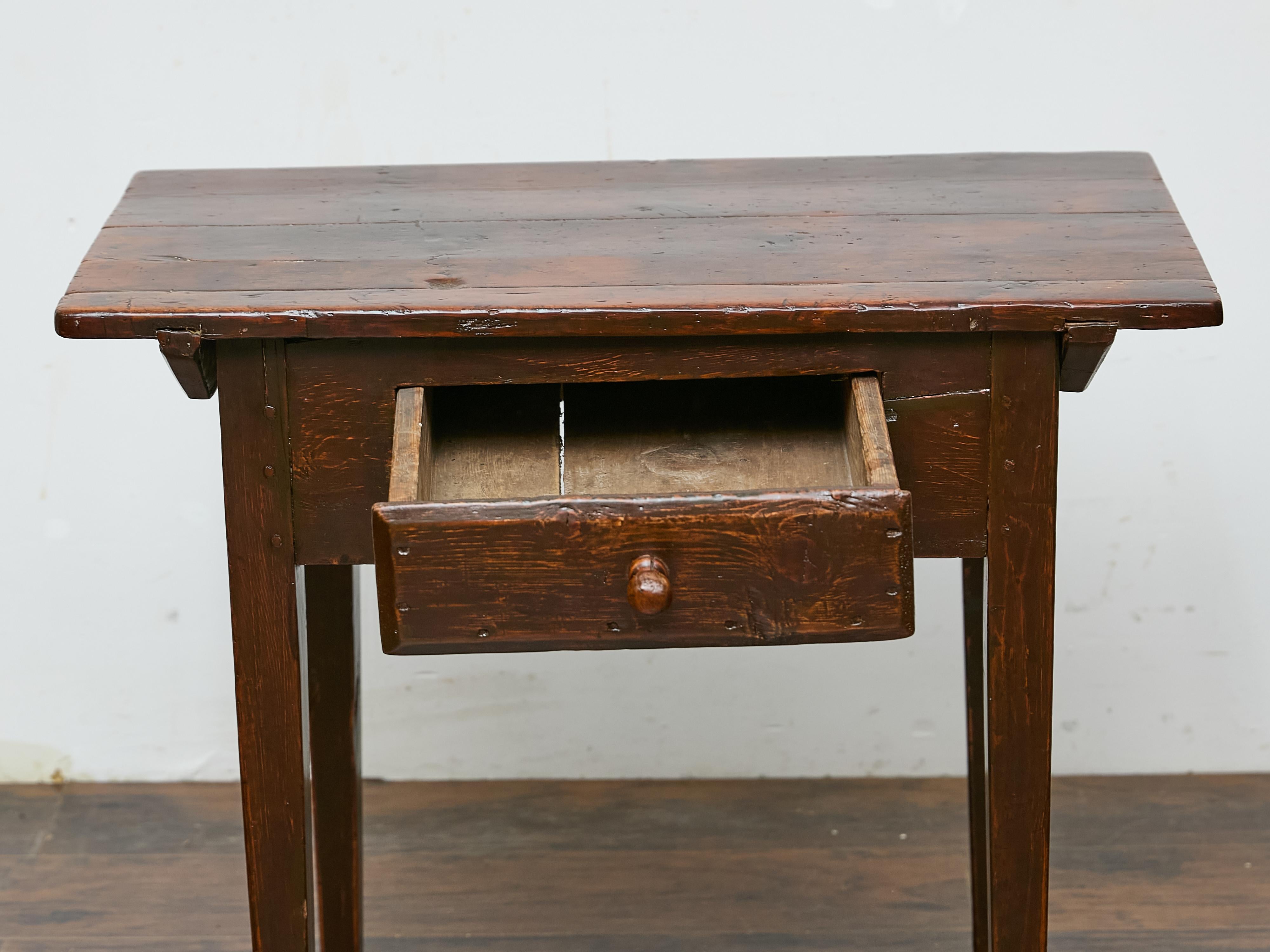 Anglais Table d'appoint anglaise du 19ème siècle avec tiroir et pieds fuselés en vente