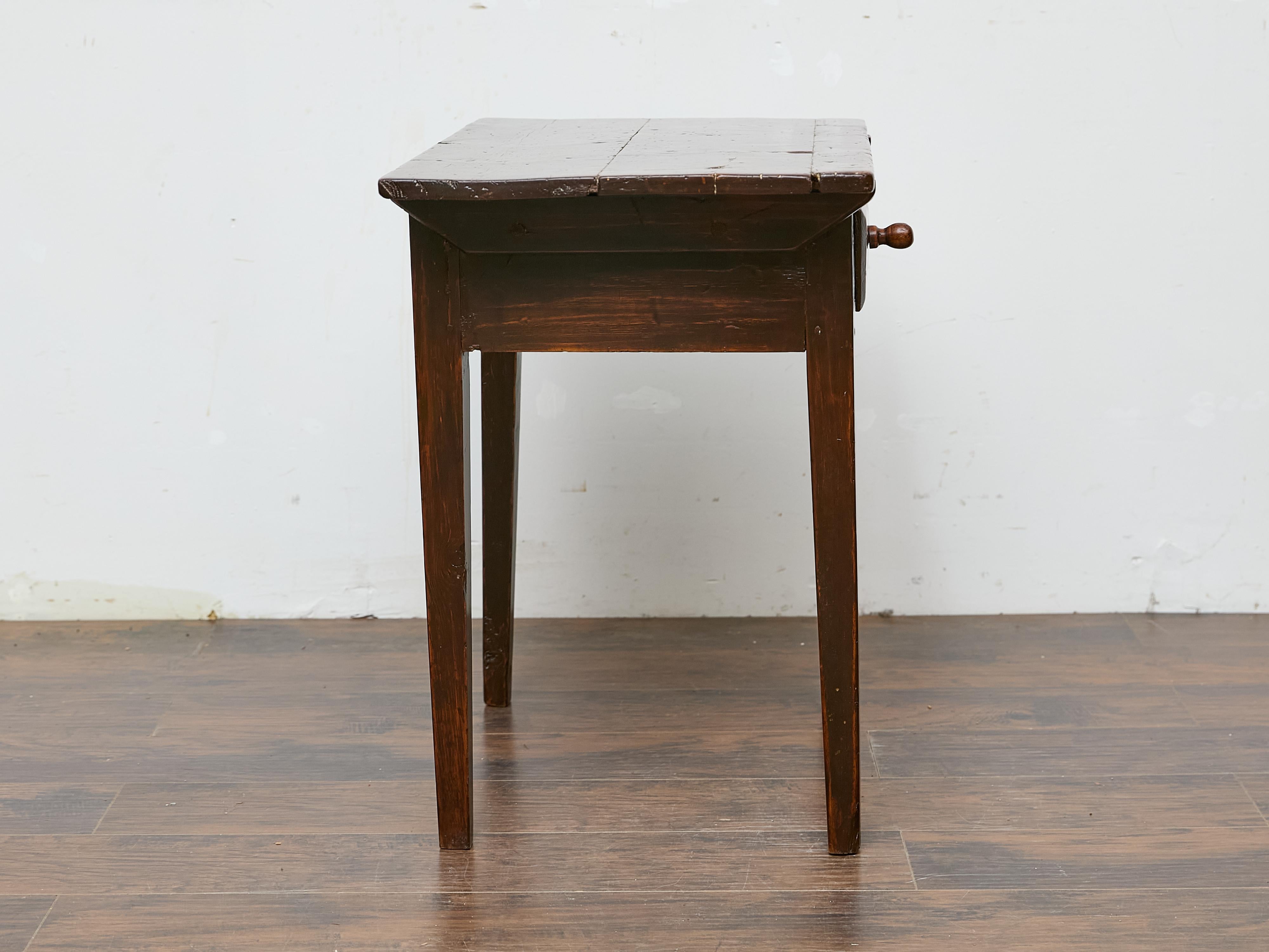 XIXe siècle Table d'appoint anglaise du 19ème siècle avec tiroir et pieds fuselés en vente