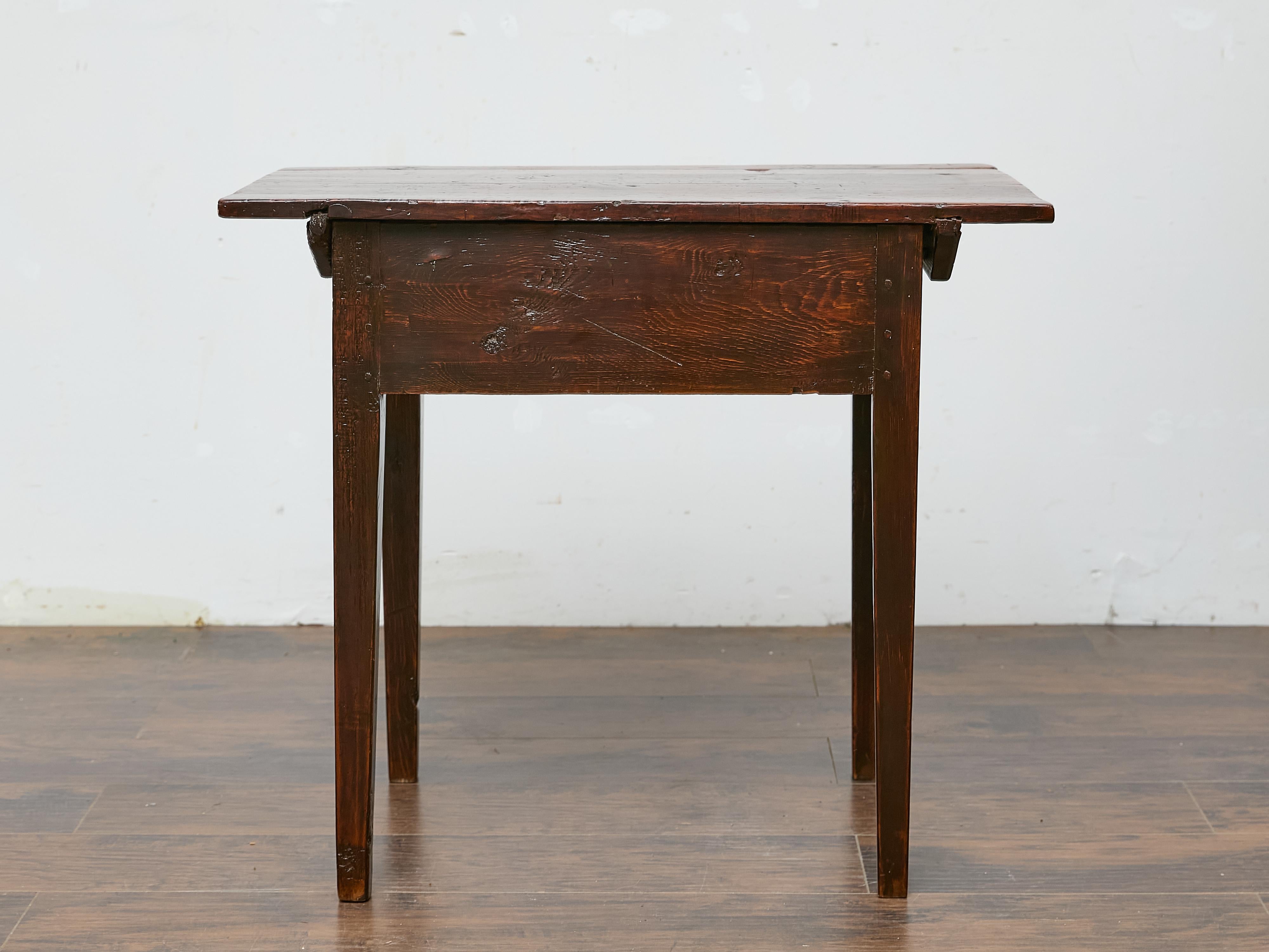 Chêne Table d'appoint anglaise du 19ème siècle avec tiroir et pieds fuselés en vente