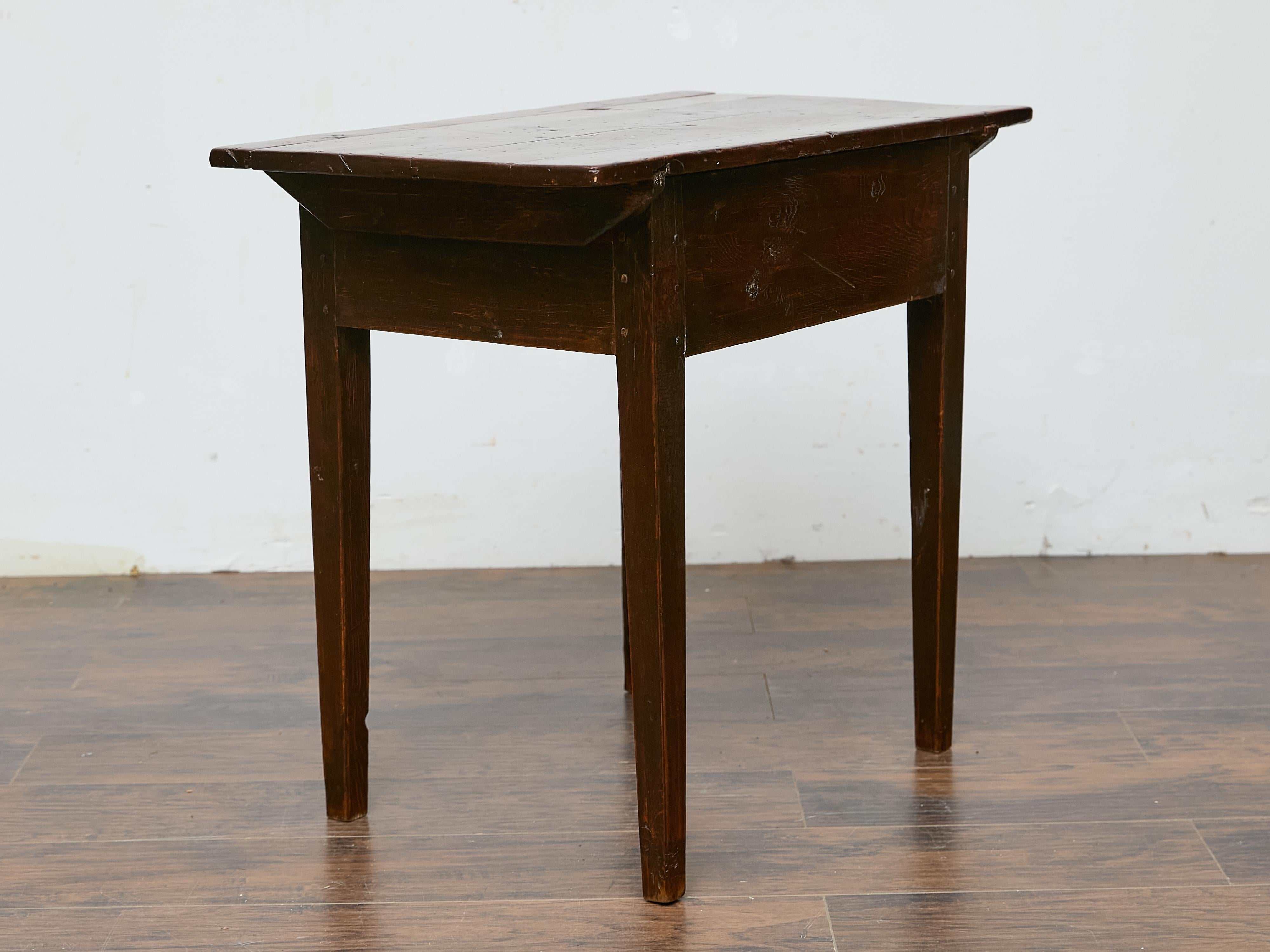 Table d'appoint anglaise du 19ème siècle avec tiroir et pieds fuselés en vente 1