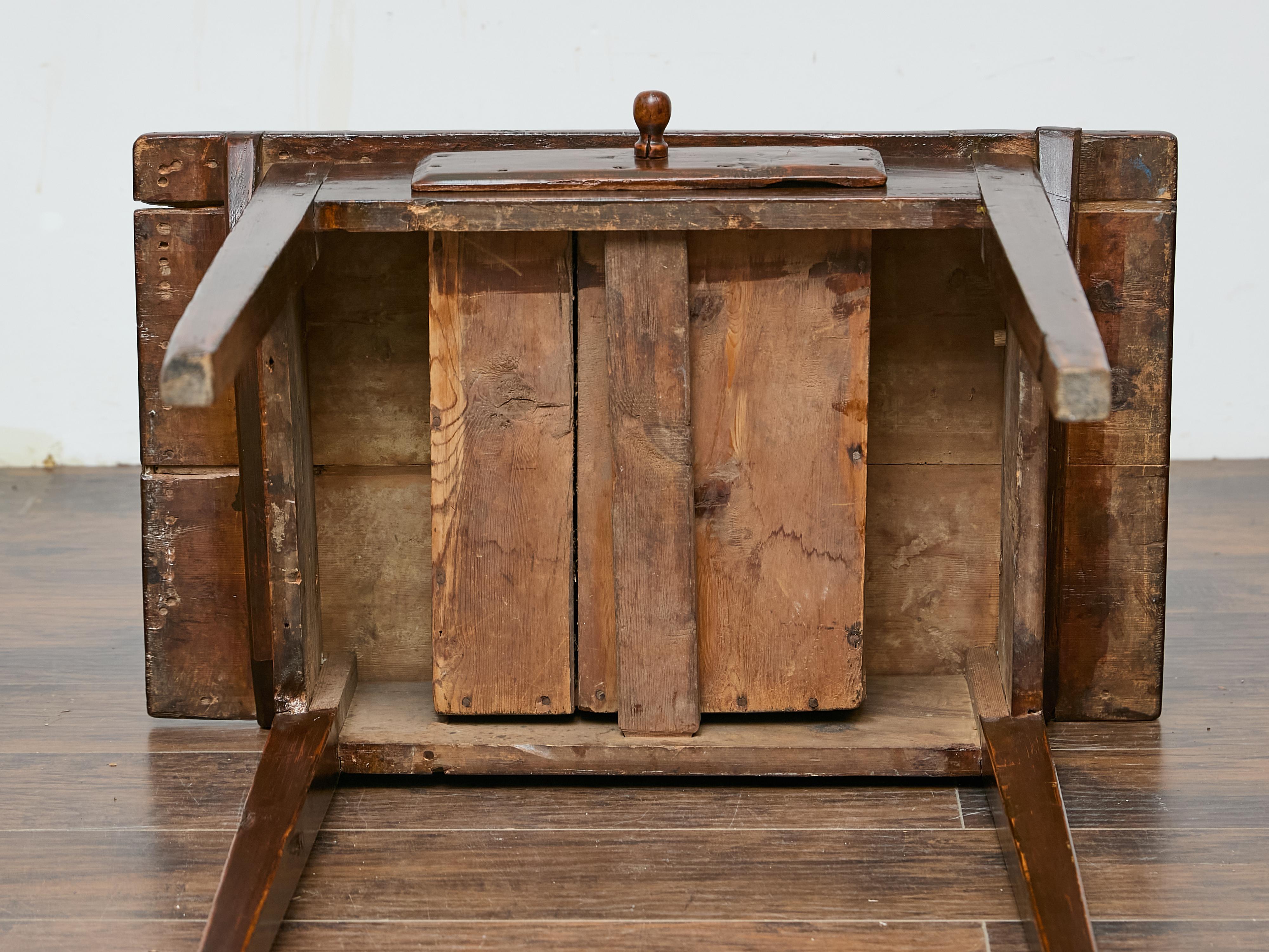 Table d'appoint anglaise du 19ème siècle avec tiroir et pieds fuselés en vente 2