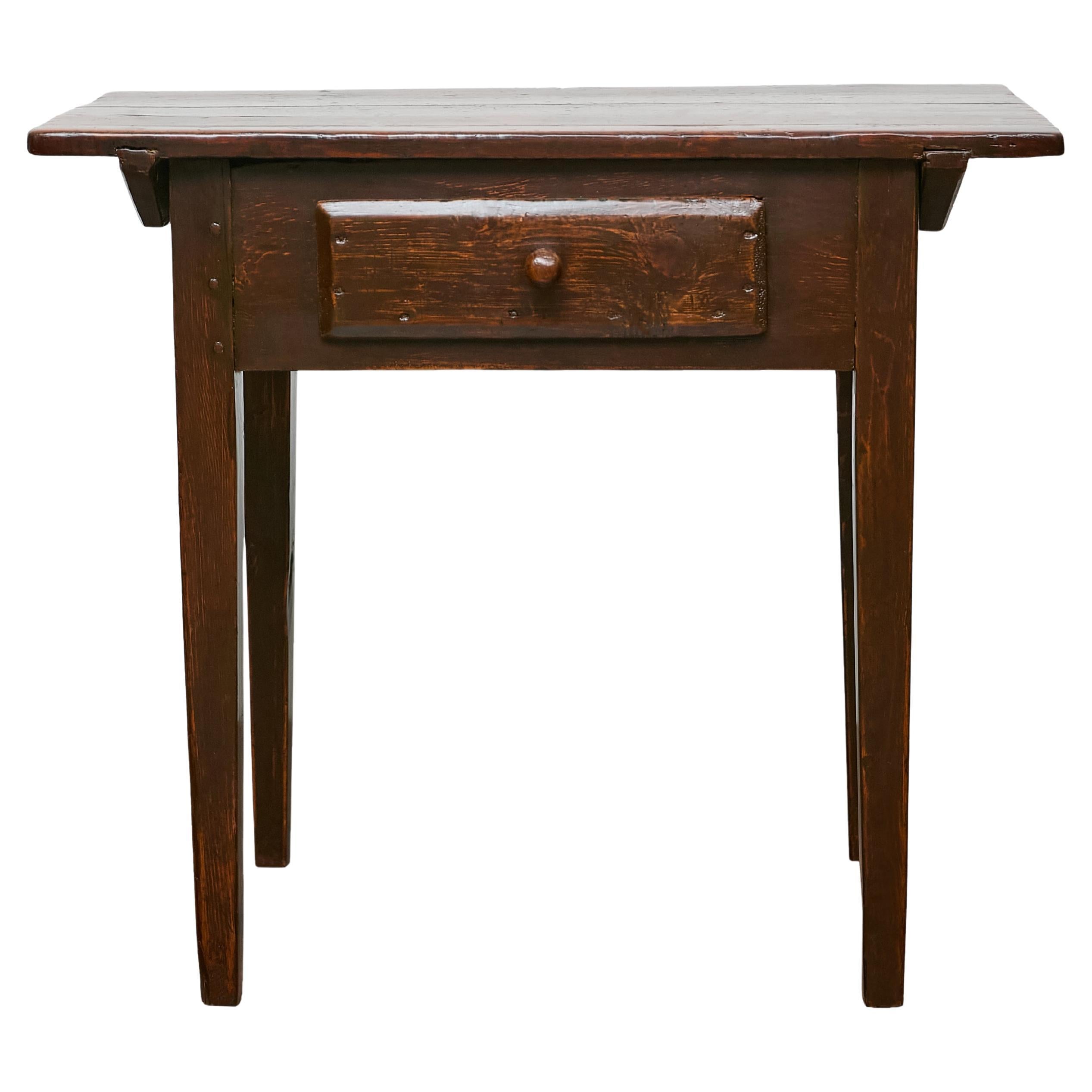 Mesa auxiliar inglesa del siglo XIX de roble con cajón y patas cónicas