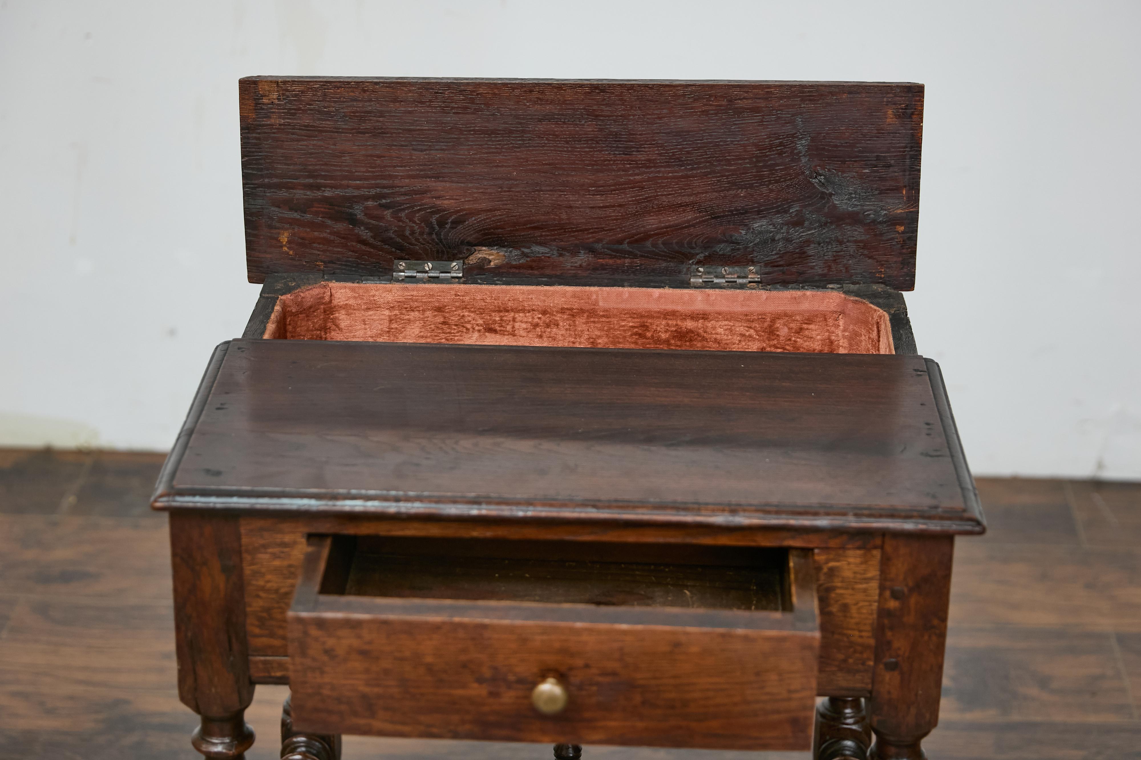 19th Century English Oak Side Table with Lift Top, Drawer, and Turned Legs en vente 3